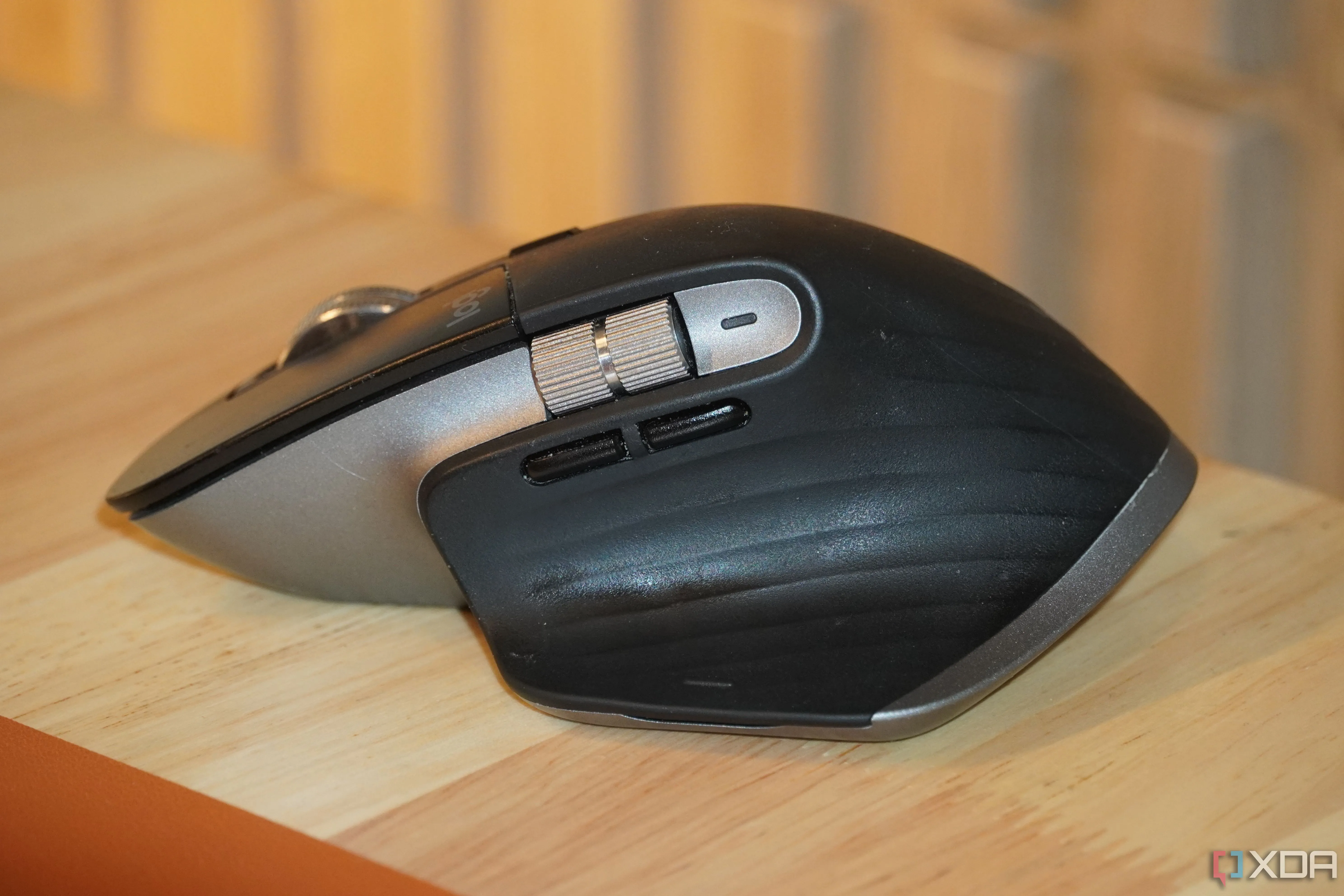 Các nút bên hông trên chuột Logitech MX Master 3