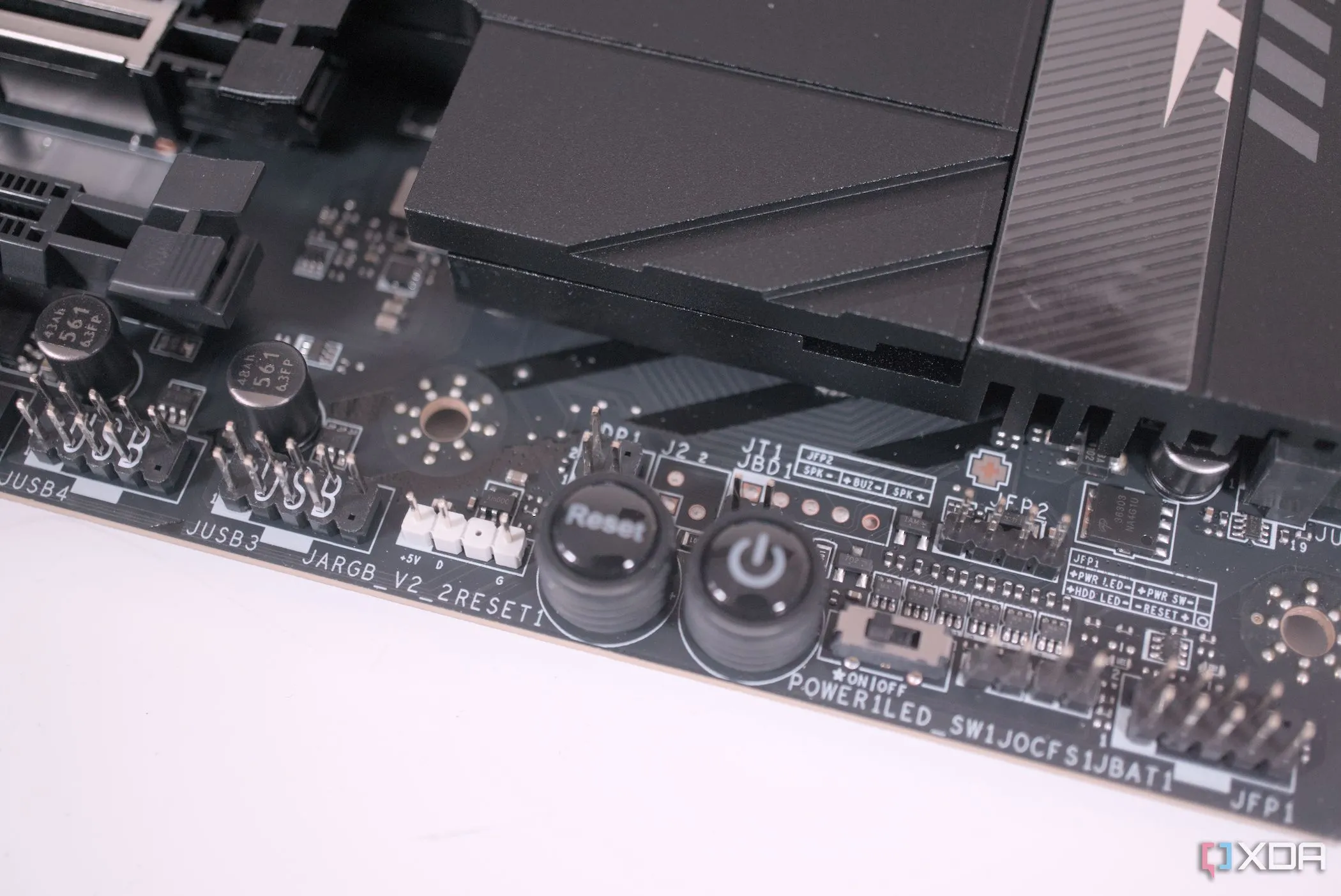 Các nút nguồn và reset vật lý cùng màn hình debug LED trên bo mạch chủ MSI MPG X870E Carbon WiFi