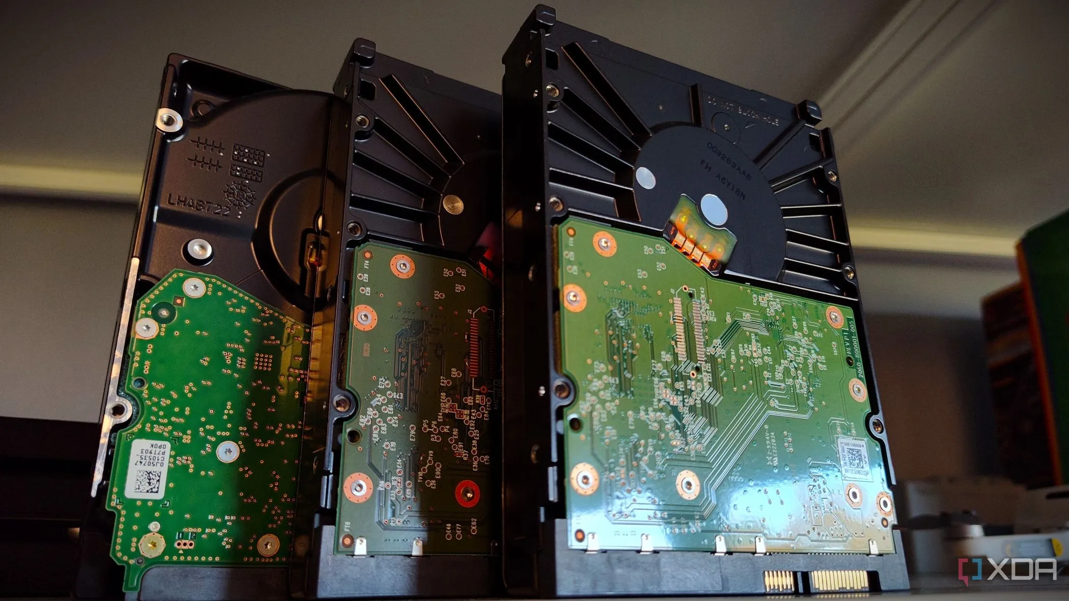Các ổ cứng HDD được xếp chồng bên trong một hệ thống NAS
