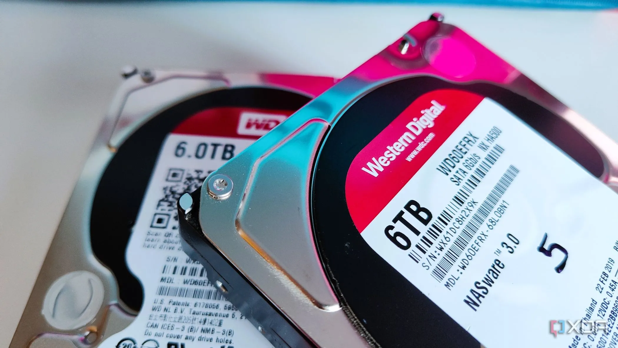 Các ổ cứng HDD được xếp chồng lên nhau, thể hiện khả năng lưu trữ khổng lồ và chi phí hiệu quả cho game thủ.