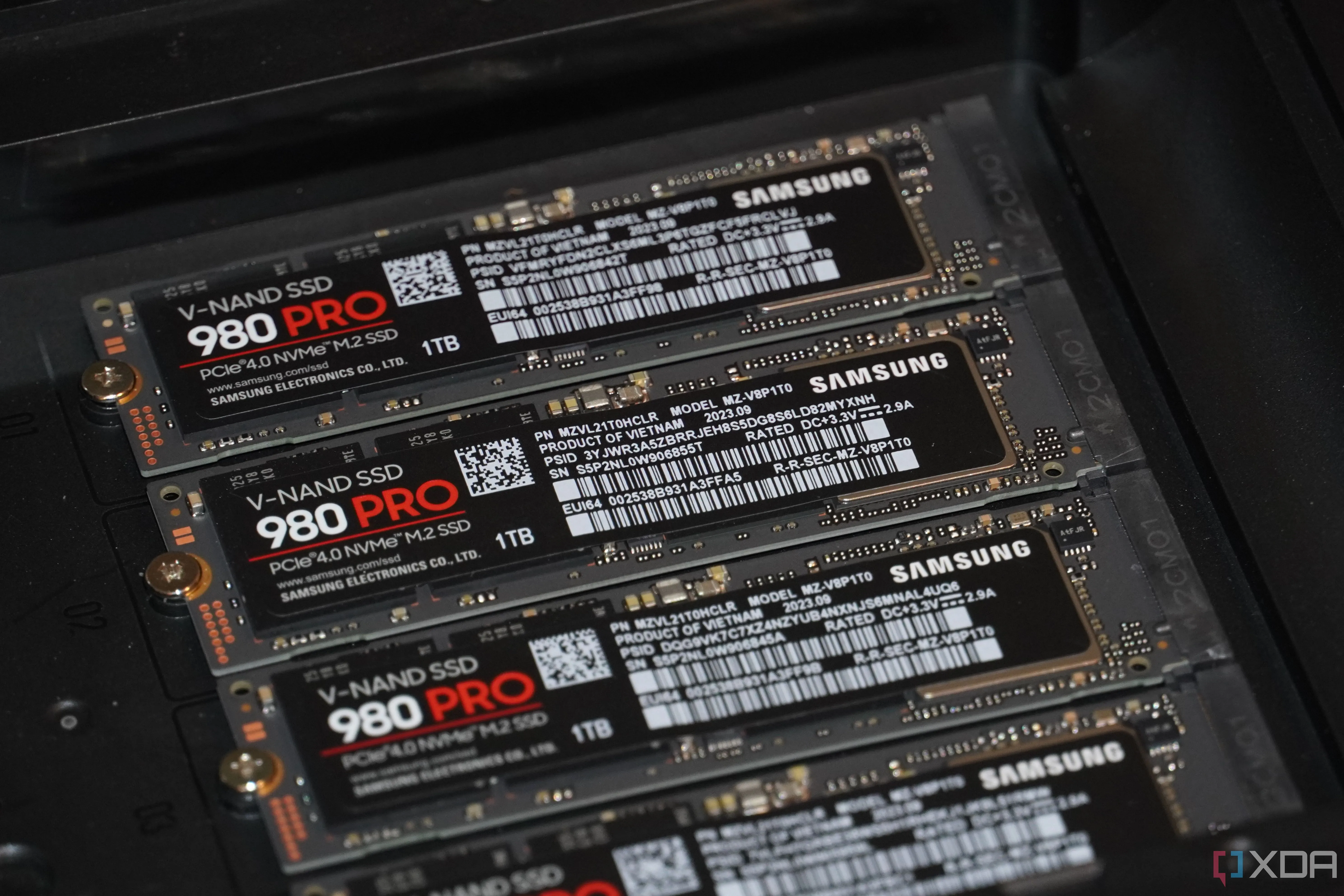 Các ổ SSD Samsung được cài đặt bên trong thiết bị NAS Ugreen, minh họa khả năng quản lý ổ đĩa hiệu quả