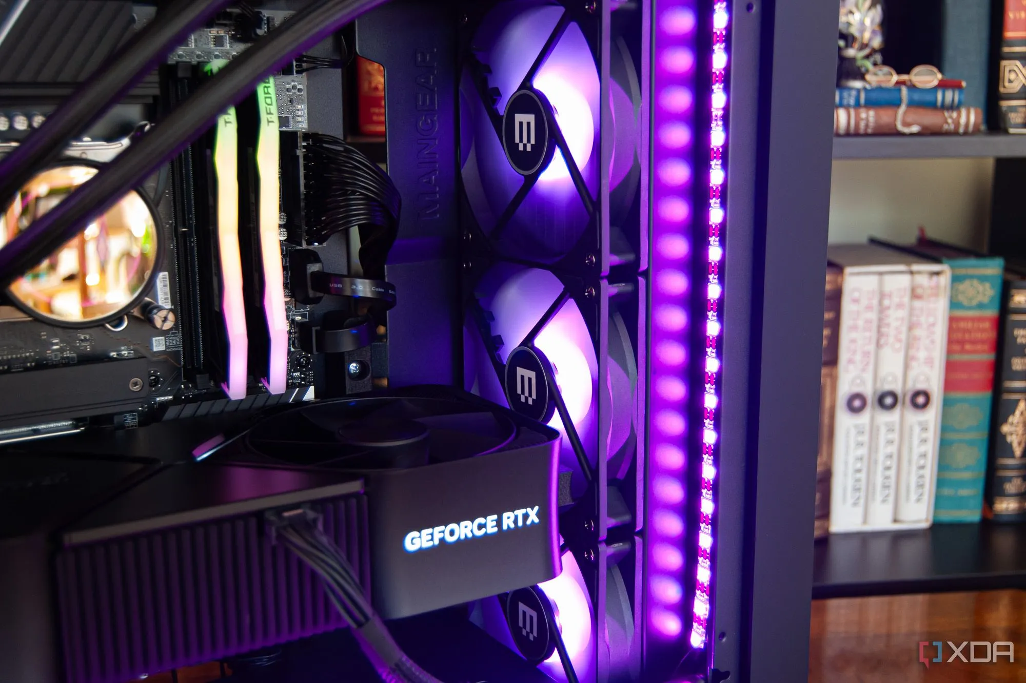 Các quạt tản nhiệt AiO Maingear MG-1 Legendary hoạt động hiệu quả nhờ luồng khí tối ưu từ việc quản lý cáp