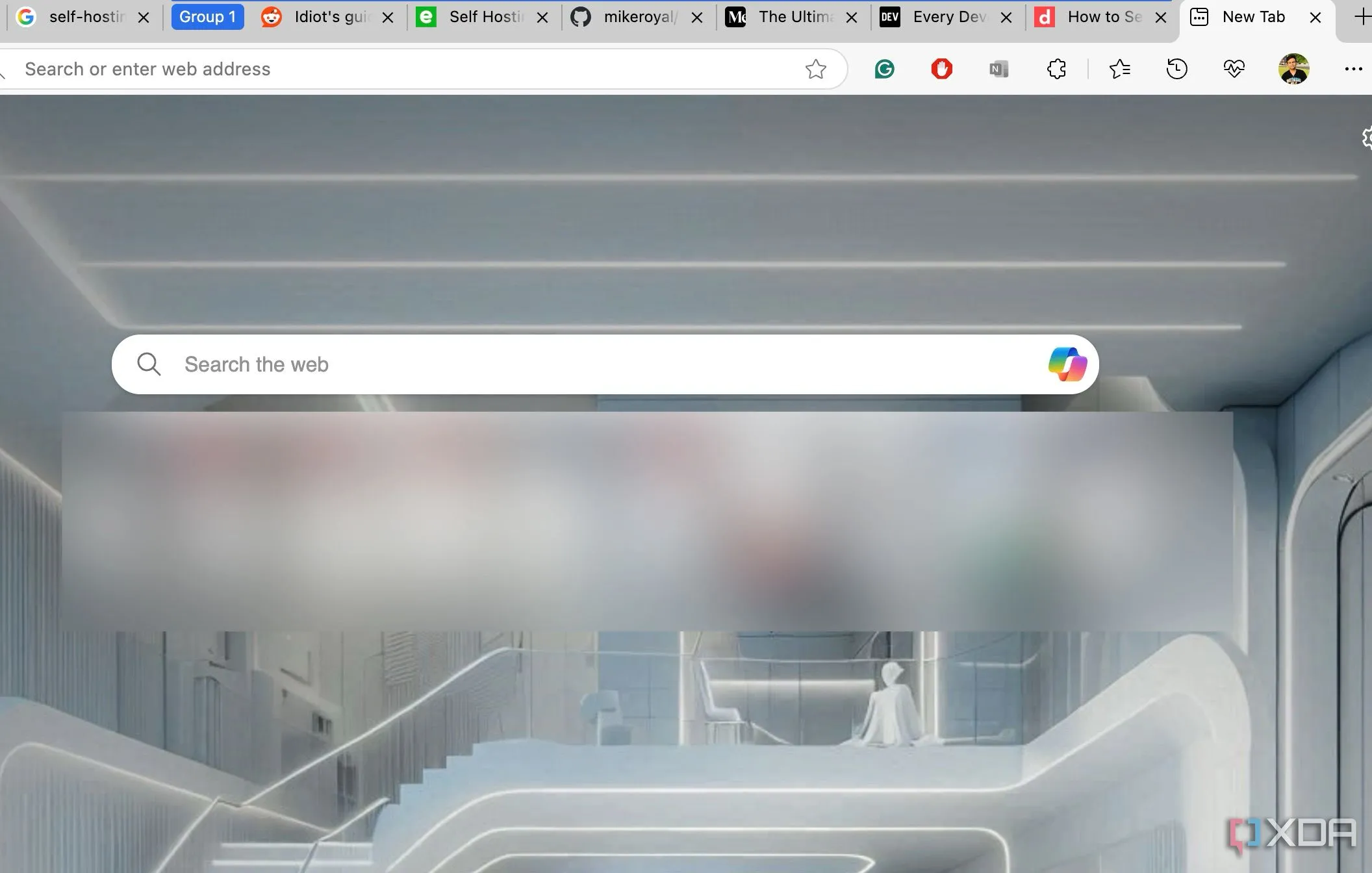 Các tab trình duyệt trong Microsoft Edge thể hiện sự quá tải thông tin khi nghiên cứu