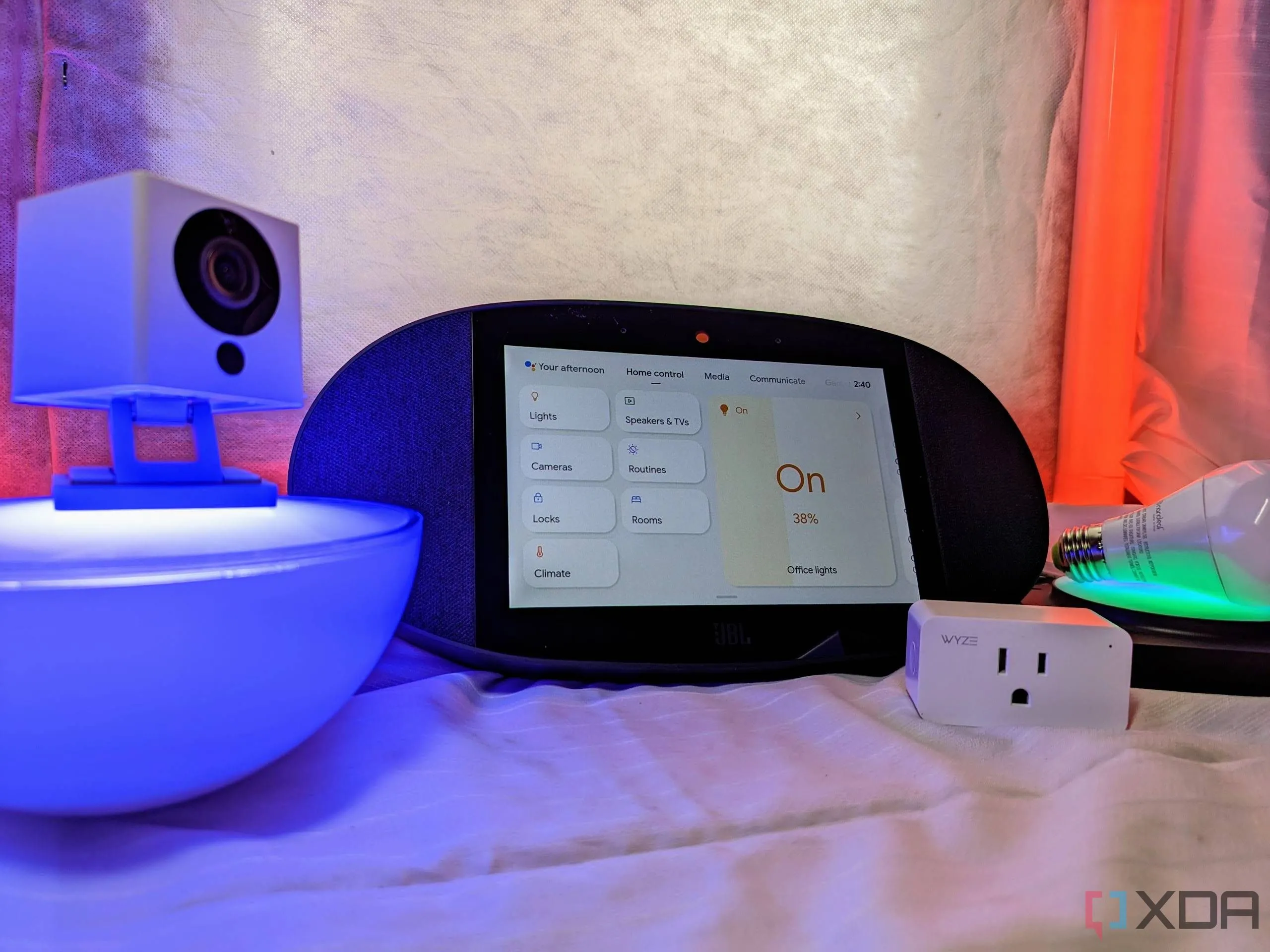 Các thiết bị nhà thông minh như Philips Hue Go, Wyze Cam và Google Pixel 6 Pro, minh họa vai trò của Emulated Hue trong việc kết nối hệ sinh thái.