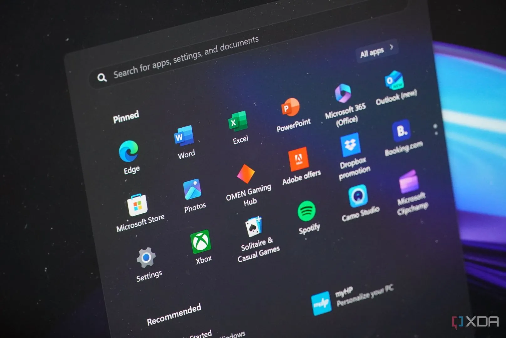 Các ứng dụng được cài đặt sẵn và quảng cáo xuất hiện trên giao diện Windows 11, gây khó chịu cho người dùng