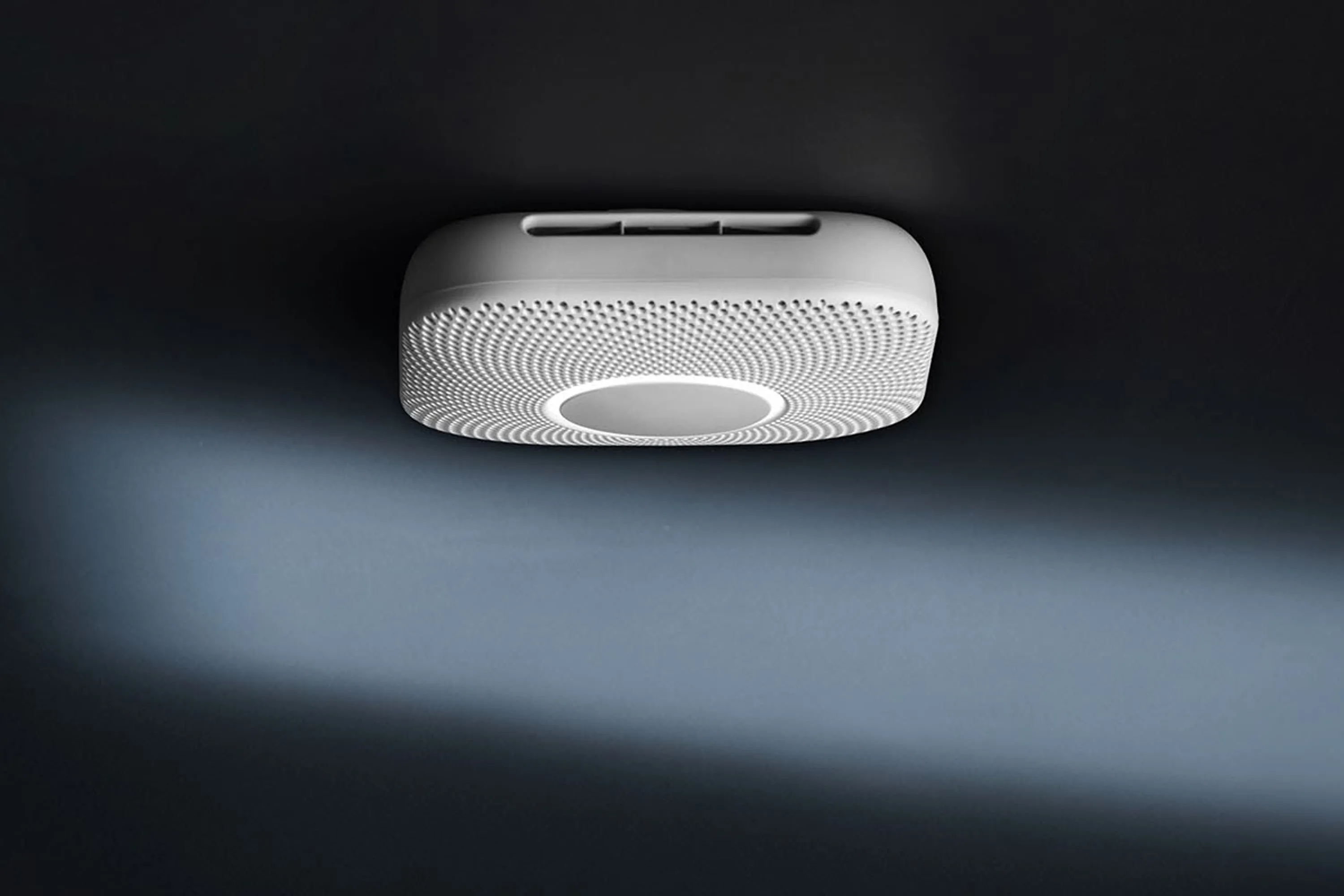 Cảm biến khói thông minh Google Nest giúp bảo vệ an toàn cho ngôi nhà