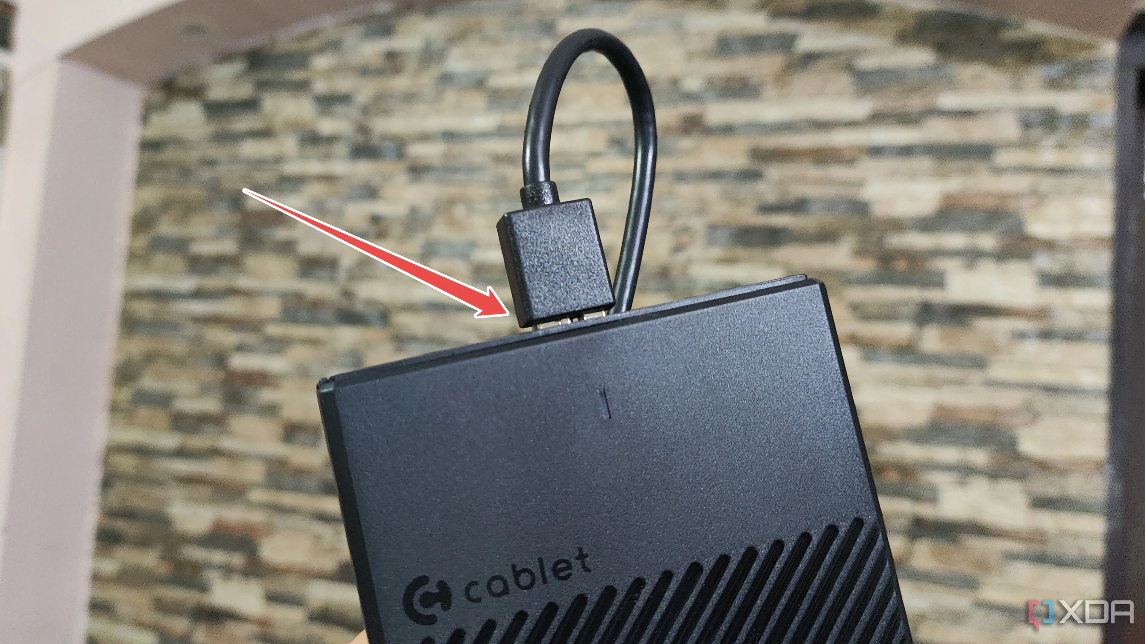 Cắm cáp USB 3.0 Micro-B từ bộ chuyển đổi ổ cứng vào cổng USB của máy tính