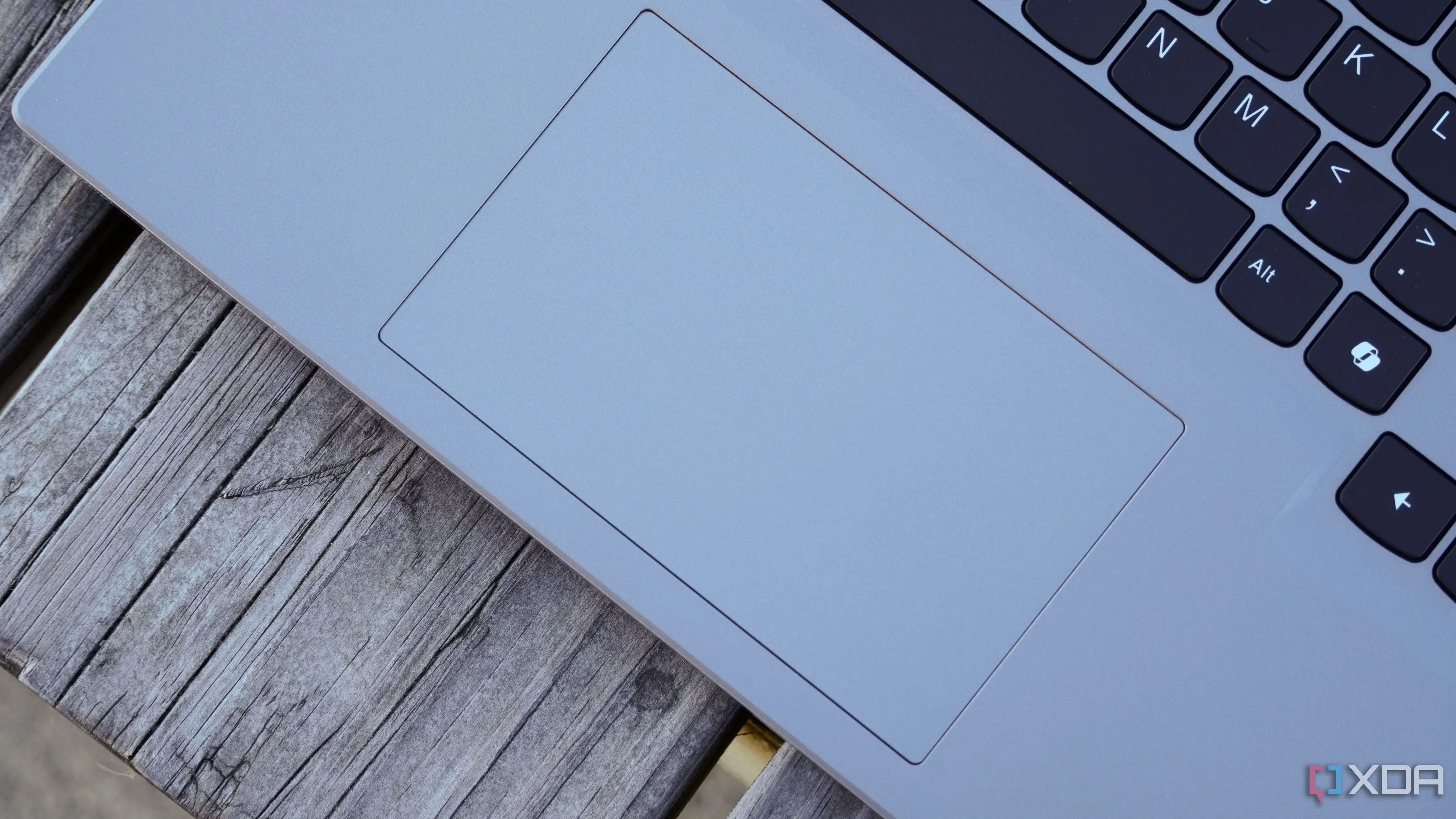 Cận cảnh bàn di chuột laptop, minh họa khu vực thực hiện cử chỉ cảm ứng