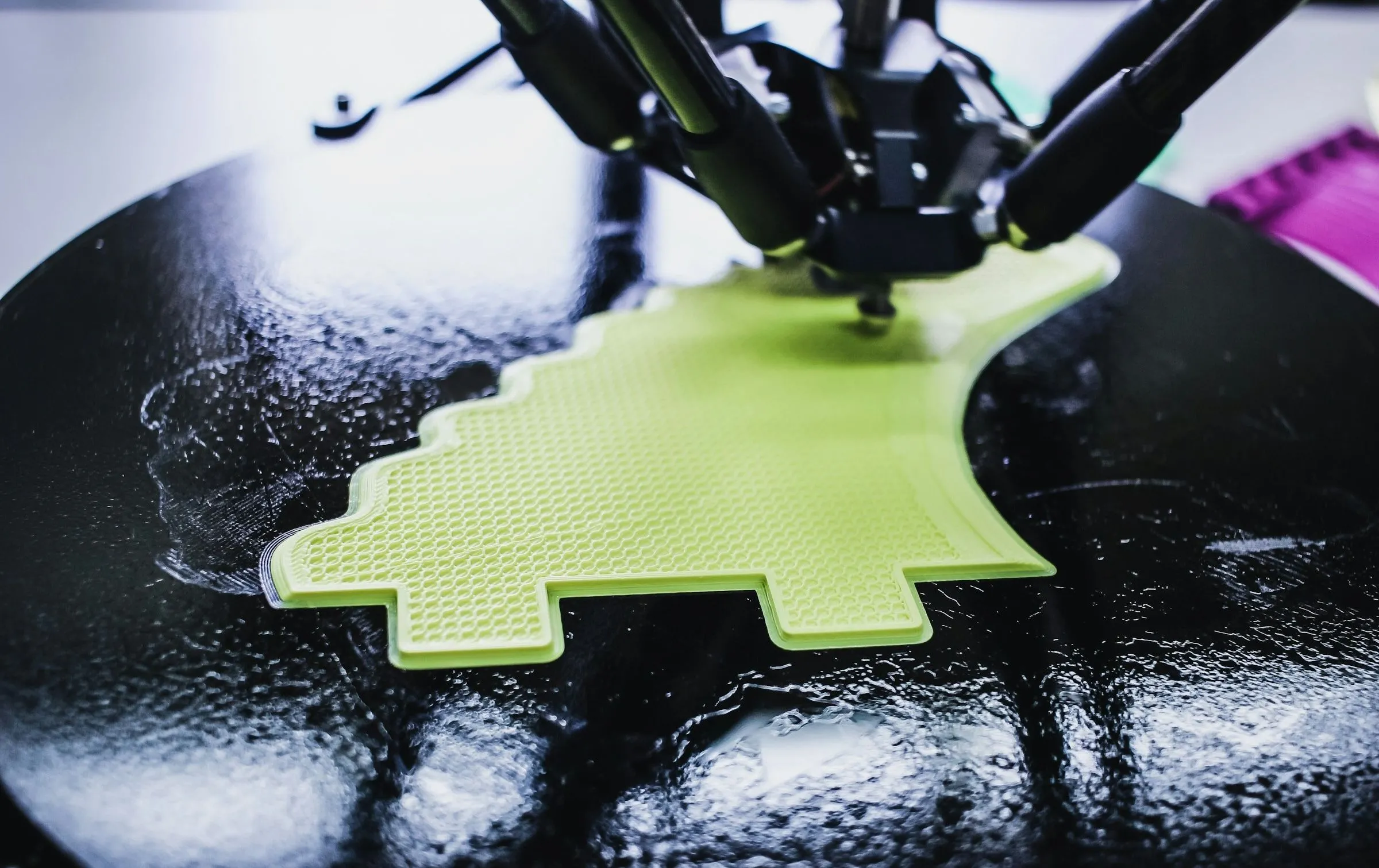 Cận cảnh bản in 3D thô với các vân lớp (layer lines) rõ rệt, cần chà nhám và xử lý