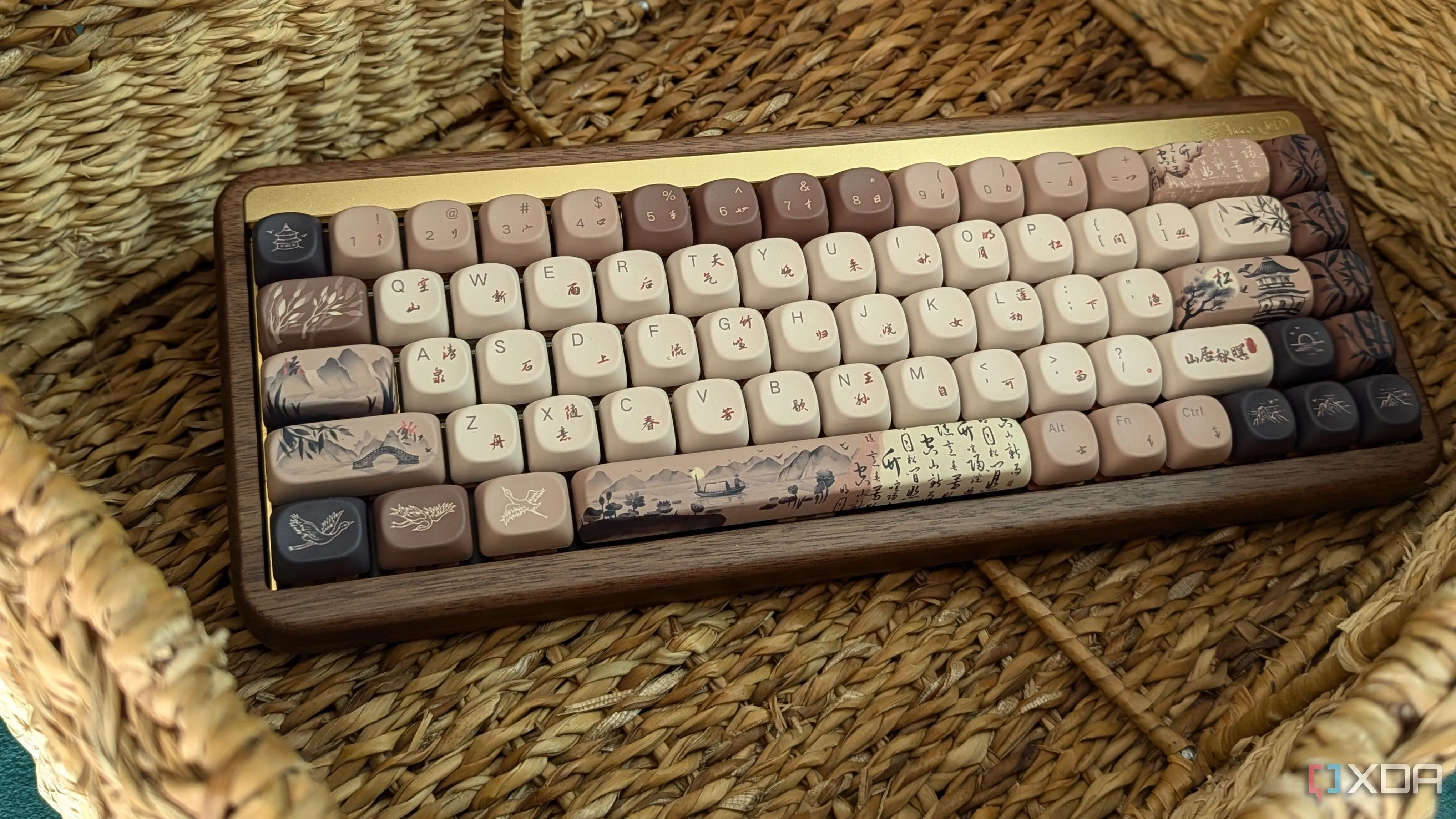 Cận cảnh bàn phím cơ vỏ gỗ với thiết kế độc đáo và các phím keycap chất lượng cao, nhấn mạnh trải nghiệm gõ phím chuyên nghiệp và tính thẩm mỹ