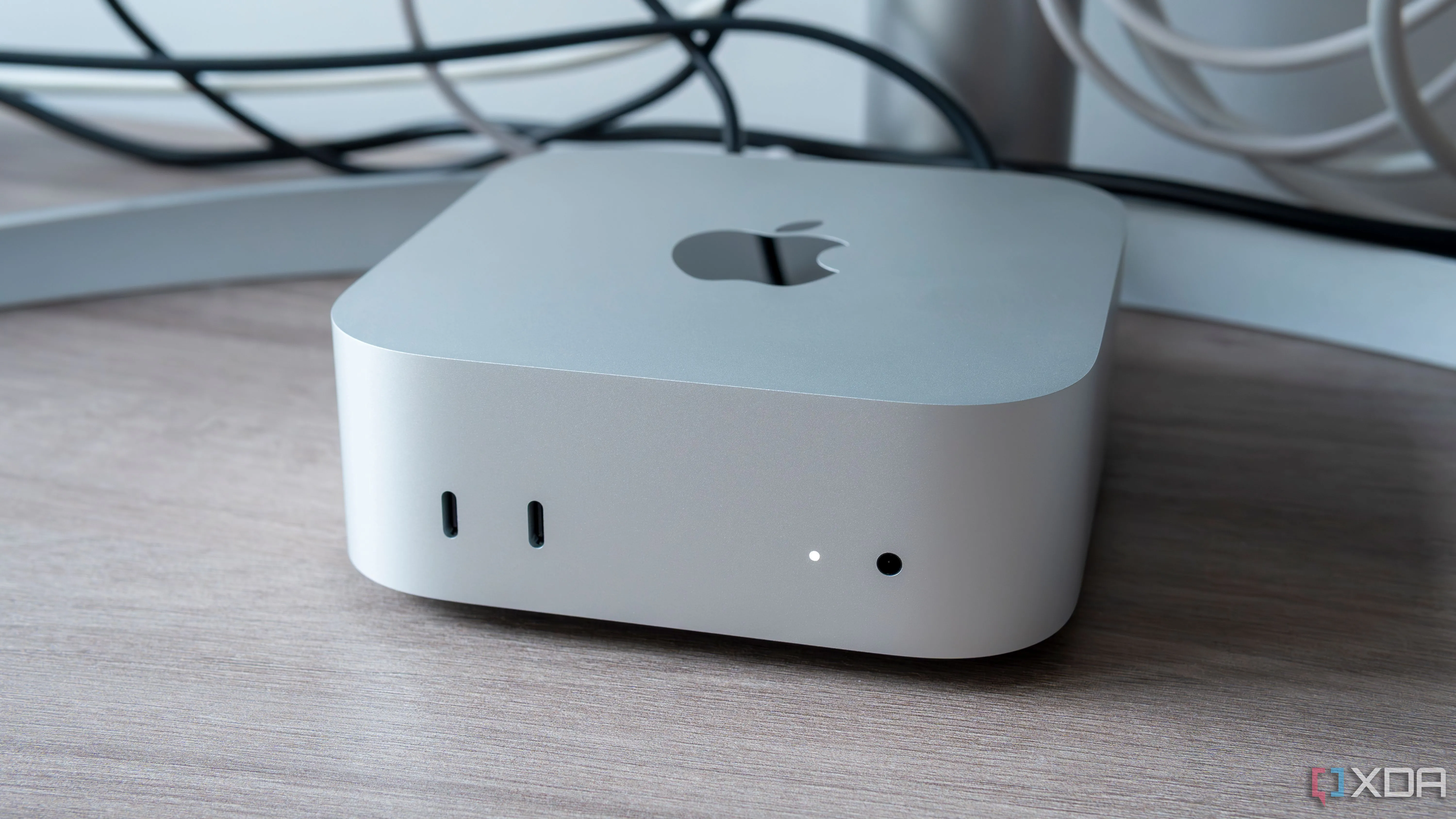 Cận cảnh bên trong chiếc Mac Mini 2024 với chip Apple Silicon và các linh kiện được hàn chết trên bo mạch chủ, hạn chế khả năng nâng cấp