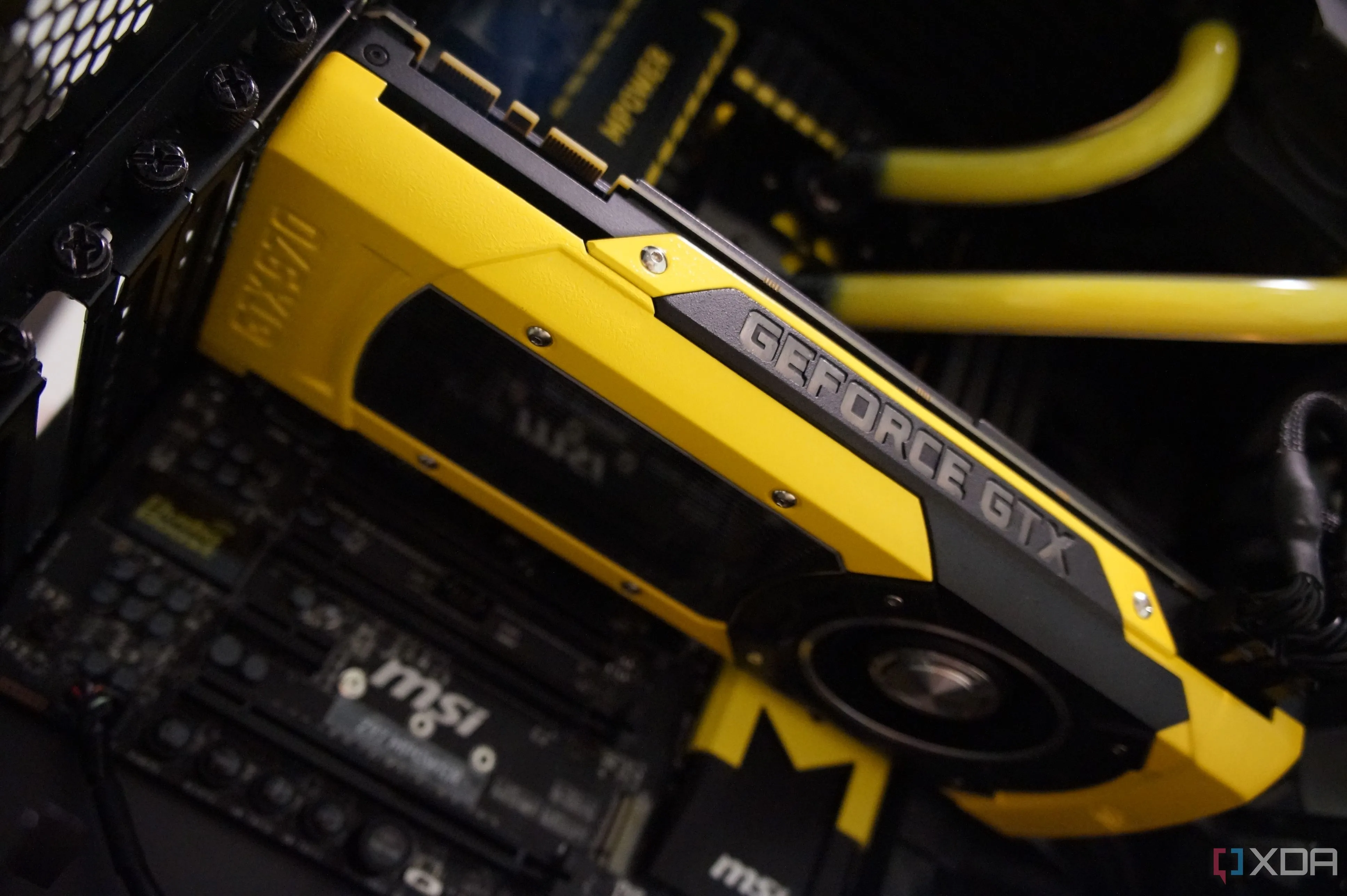 Cận cảnh bên trong một bộ PC tùy chỉnh với GPU và linh kiện màu vàng, thể hiện sự gọn gàng nhờ quản lý cáp chuyên nghiệp