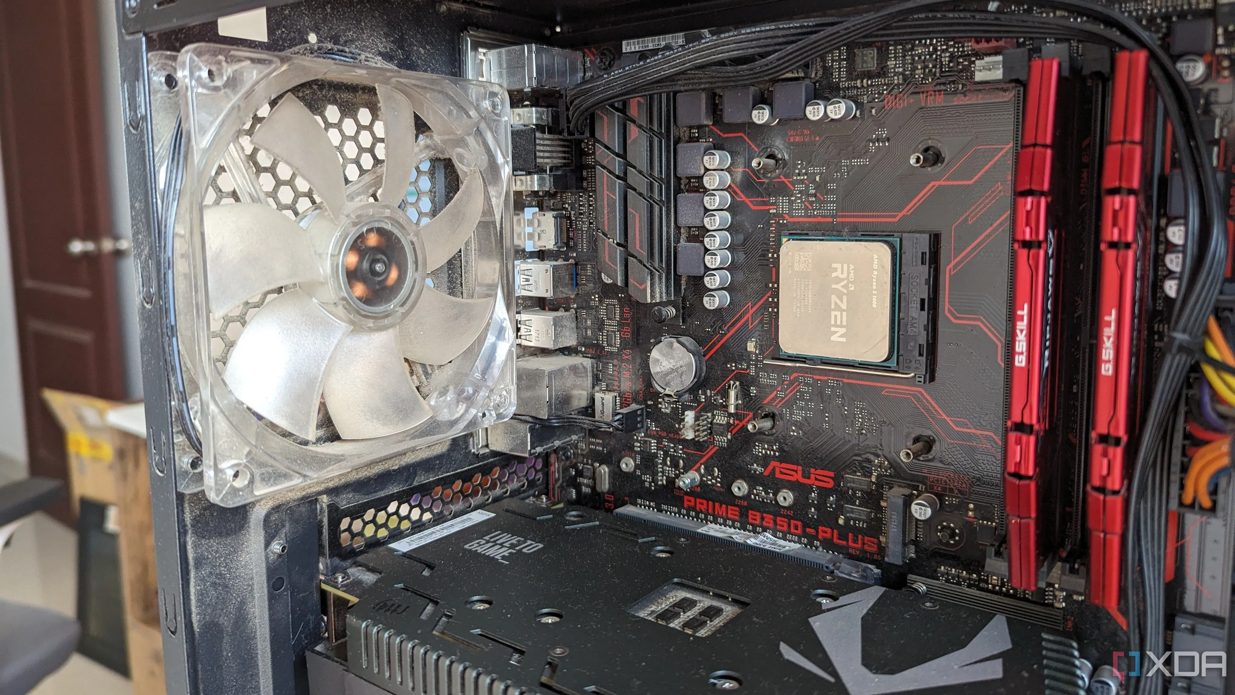 Cận cảnh bên trong một PC gaming cho thấy CPU, GPU, bo mạch chủ và RAM