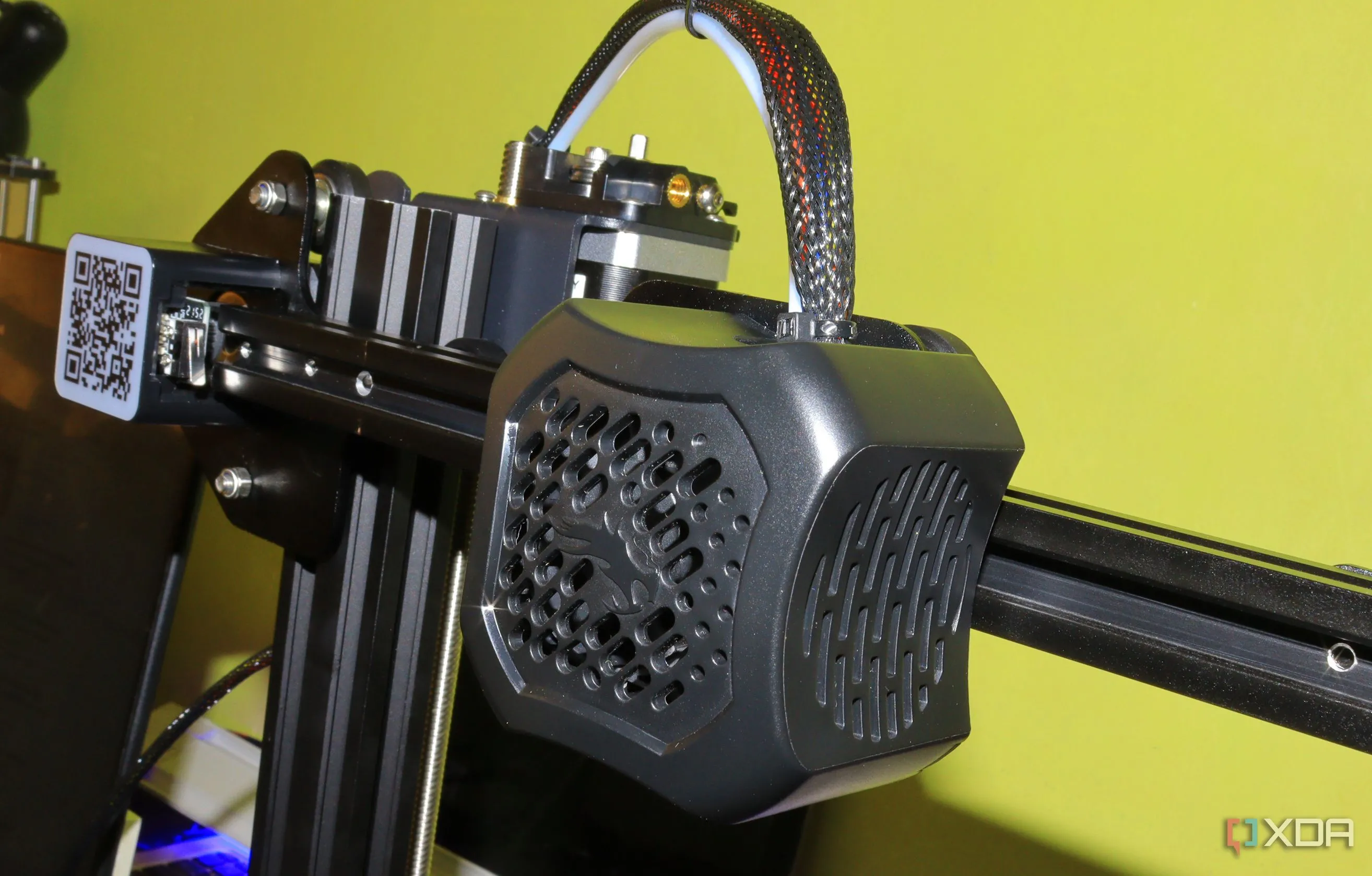 Cận cảnh bộ đùn (extruder) của máy in 3D, thành phần quan trọng đẩy sợi nhựa trong quá trình in.