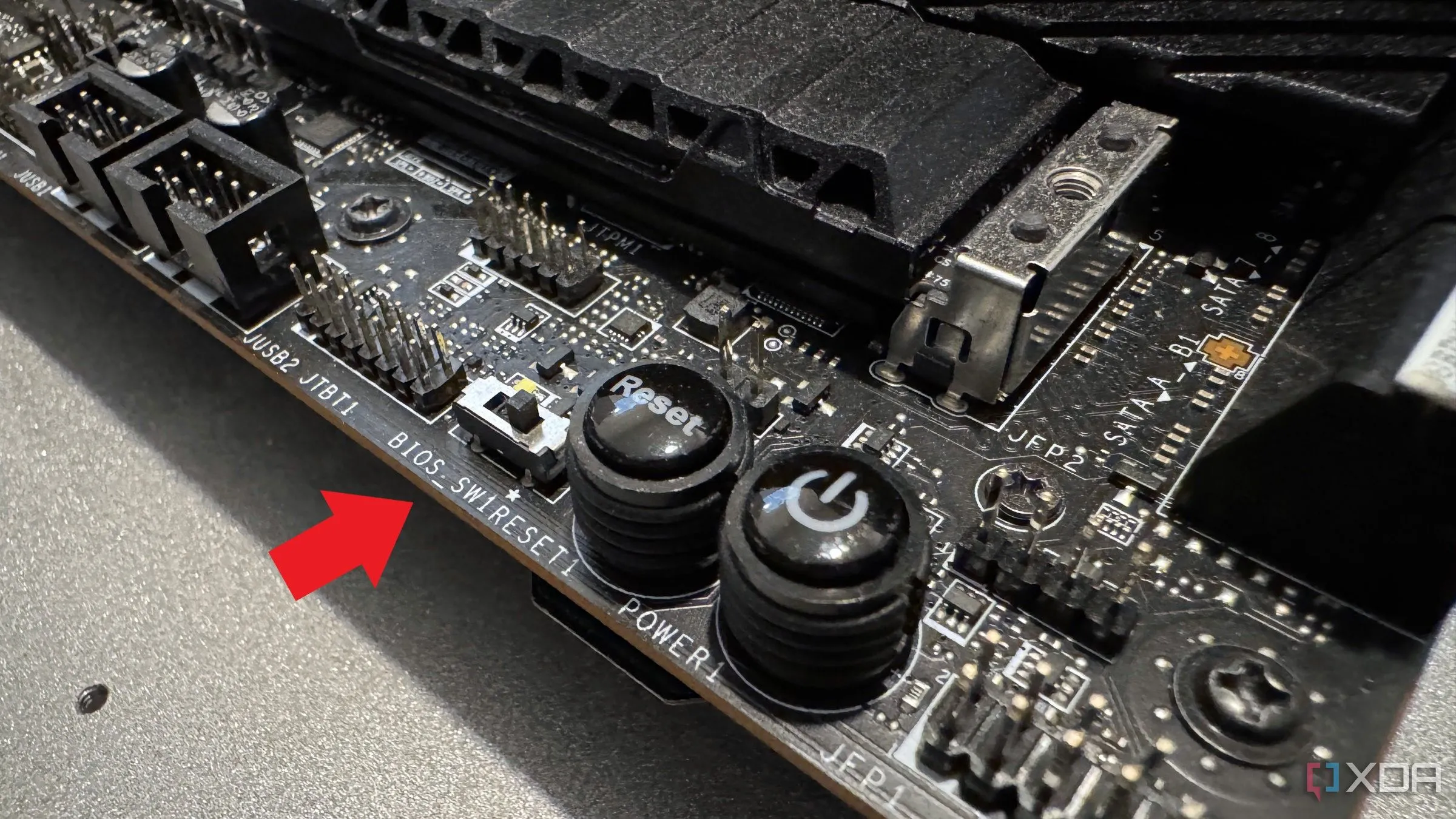Cận cảnh bo mạch chủ MSI Z690 Unify-X với công tắc Dual BIOS