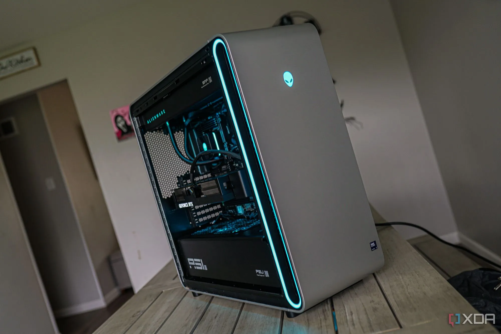 Cận cảnh bộ máy tính chơi game Alienware Area-51 mạnh mẽ, nhấn mạnh sự kết hợp phần cứng để trải nghiệm gaming đỉnh cao