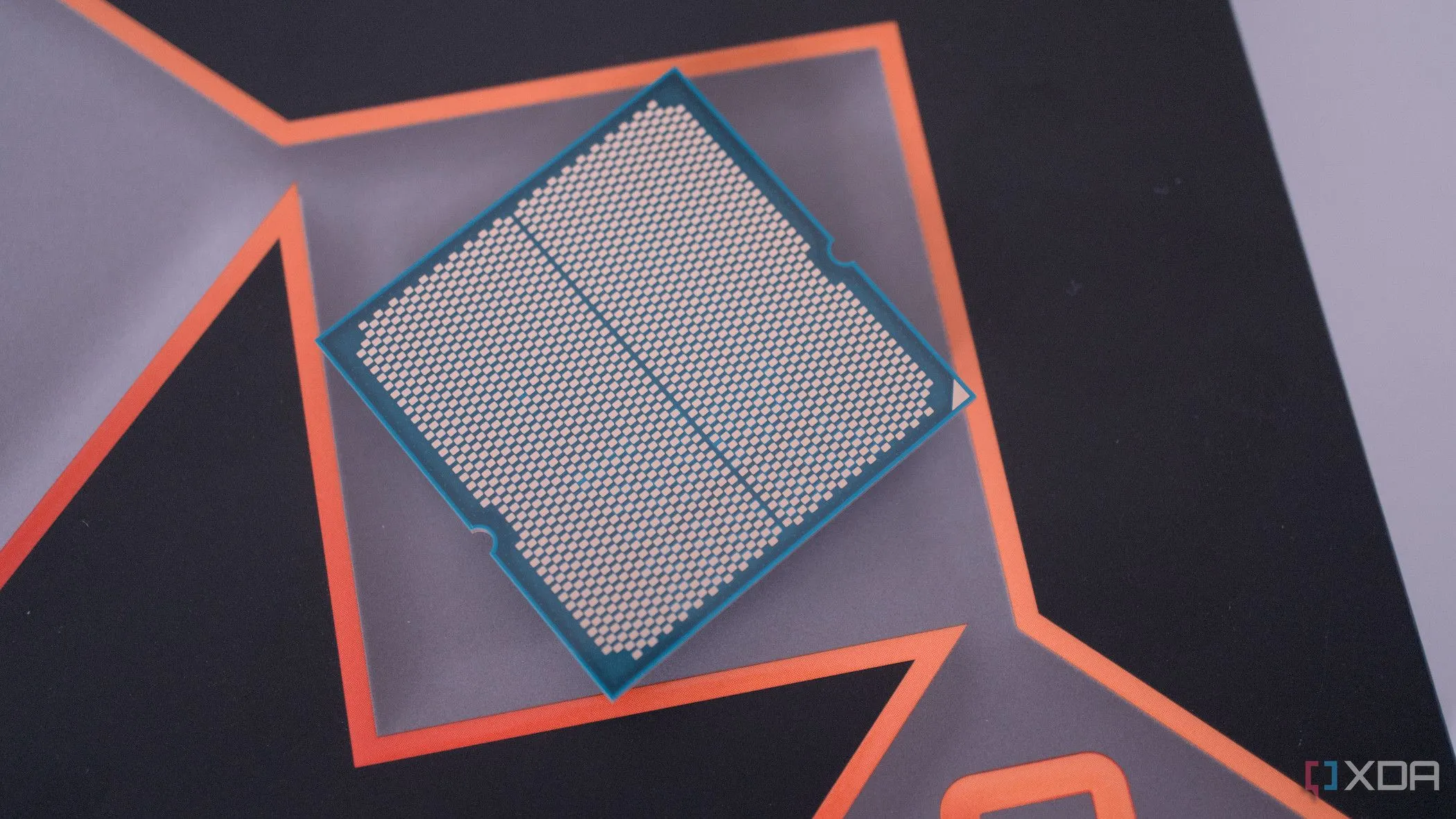 Cận cảnh các chân tiếp xúc trên bộ vi xử lý AMD Ryzen, minh họa cho nền tảng AM4