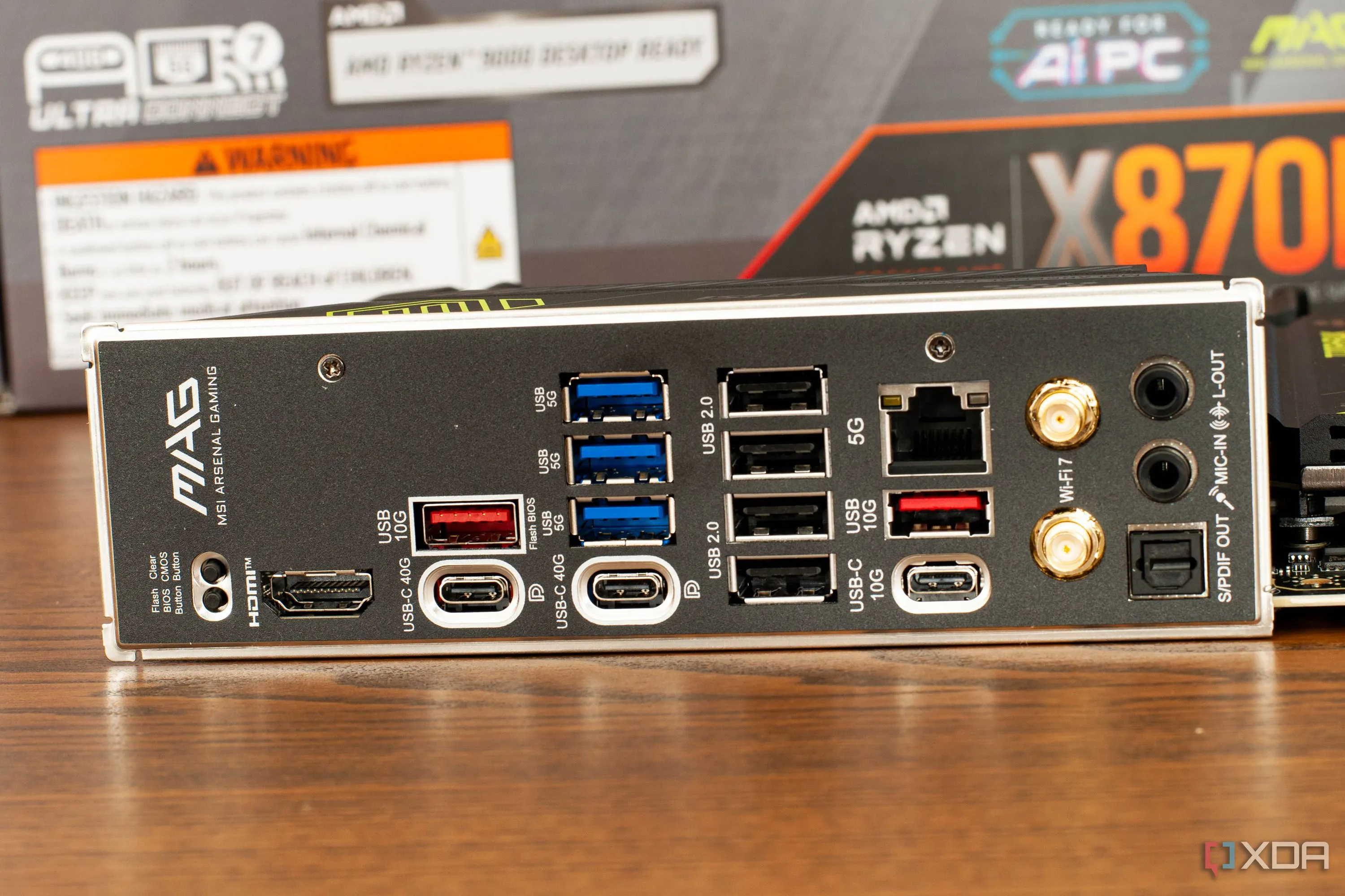 Cận cảnh các cổng I/O và RAM trên bo mạch chủ MSI, minh họa sự đa dạng kết nối