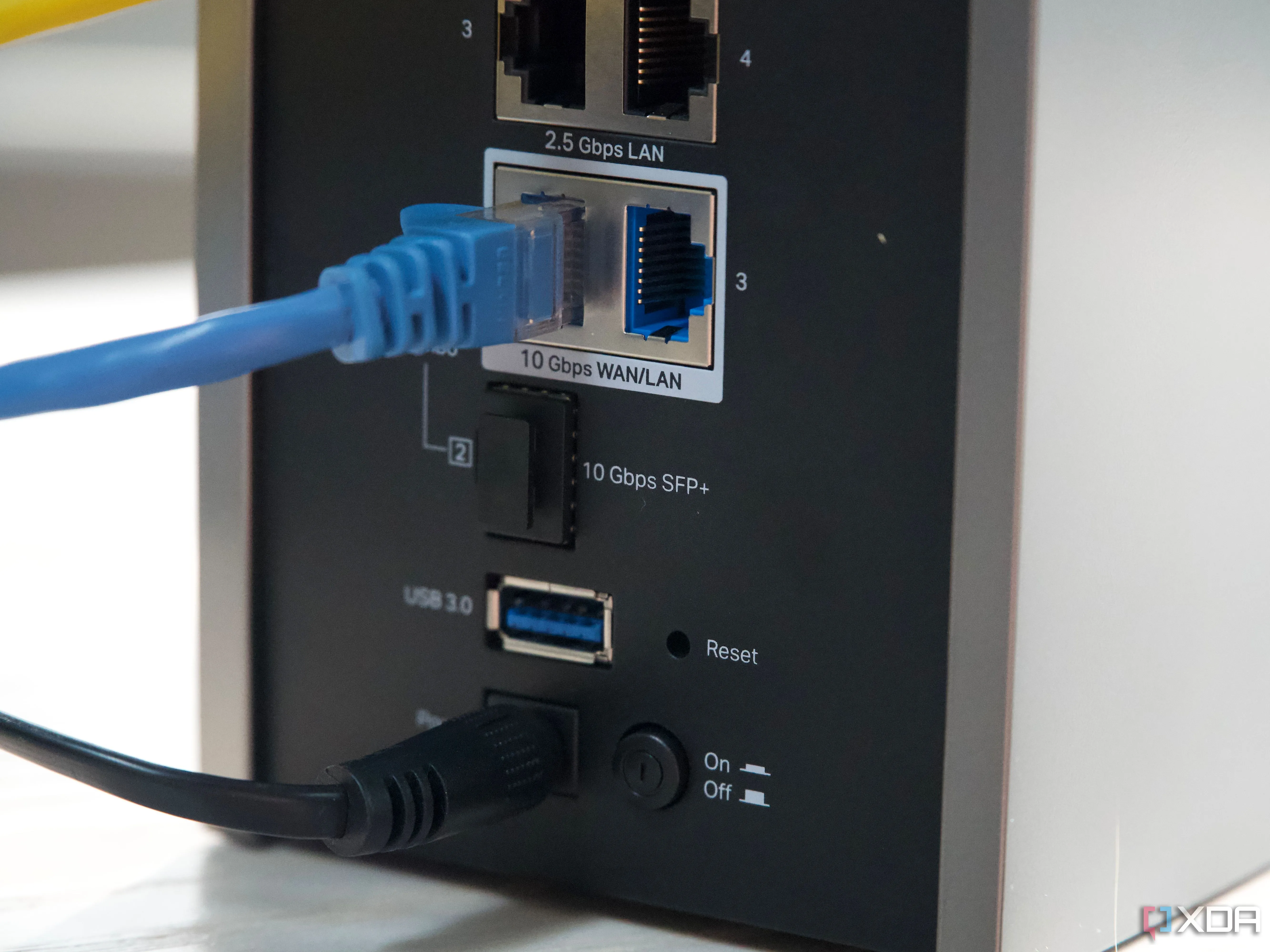 Cận cảnh các cổng kết nối có dây trên router TP-Link Archer BE800, thể hiện khả năng kết nối SSD NVMe qua cổng USB.