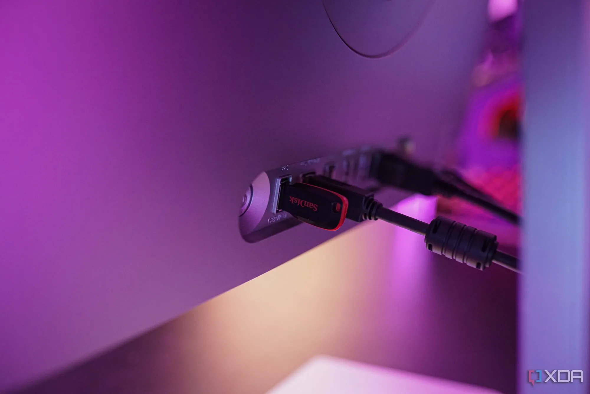 Cận cảnh các cổng kết nối USB trên màn hình Samsung Odyssey 3D với nhãn &quot;Service&quot;