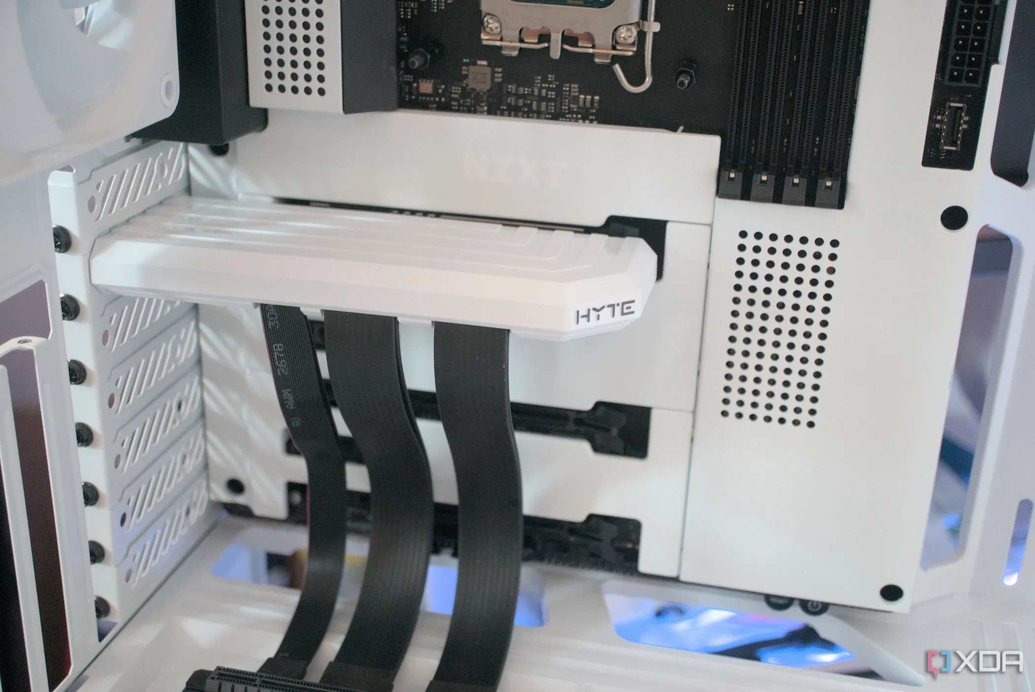 Cận cảnh cáp riser PCIe được lắp đặt trong vỏ case HYTE Y40 Snow White Edition màu trắng