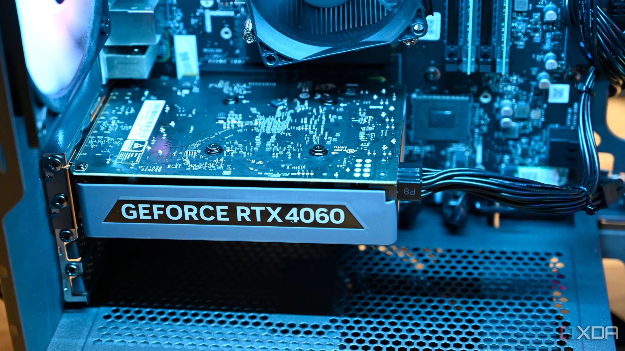 Cận cảnh card đồ họa Nvidia GeForce RTX 4060 bên trong máy tính Lenovo Legion Tower 5i Gen 8 (2024), đại diện cho phân khúc GPU tầm trung.