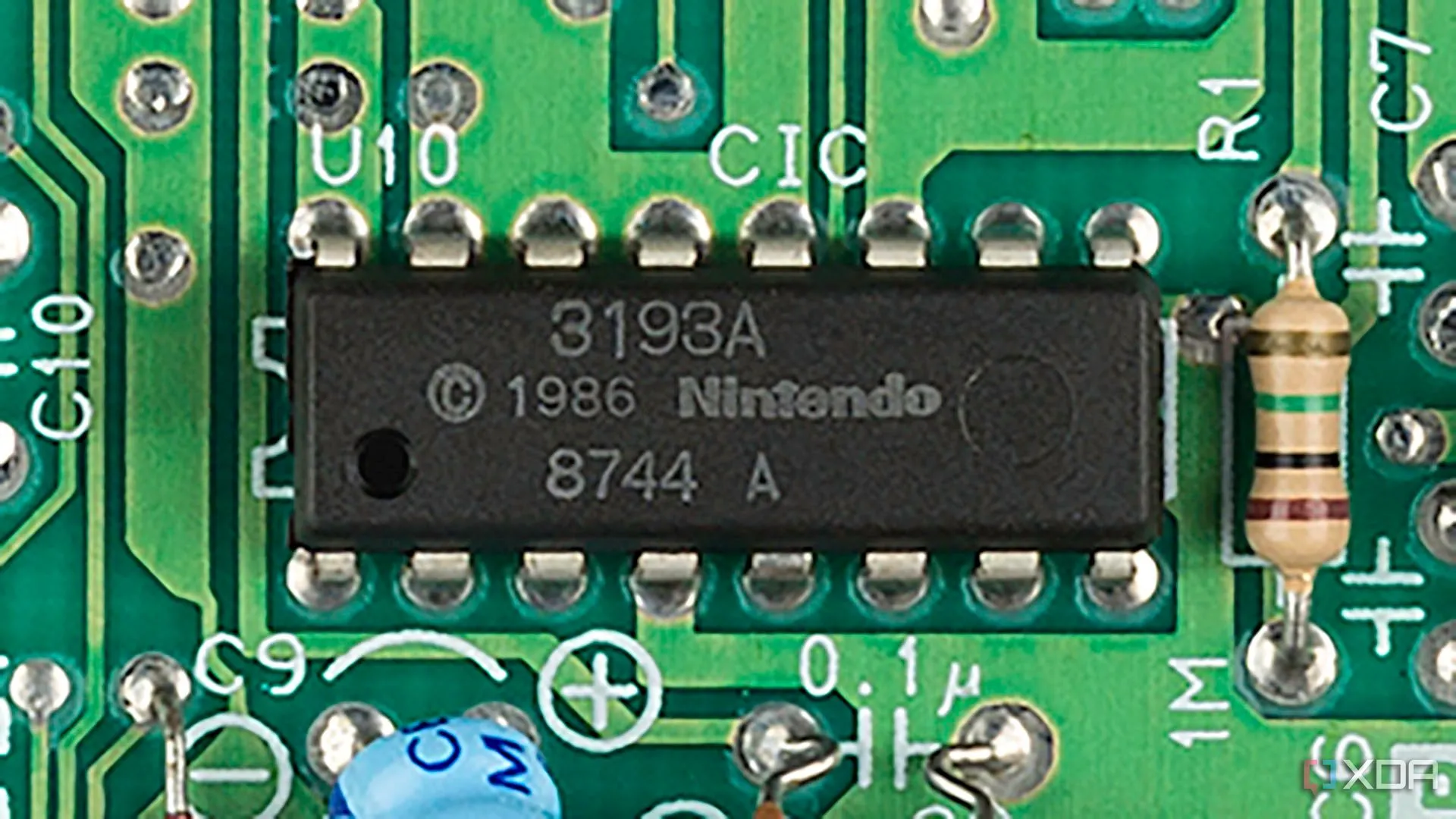 Cận cảnh chip khóa CIC trên bo mạch chính của máy chơi game Nintendo NES Mk1, minh họa cơ chế bảo vệ bản quyền