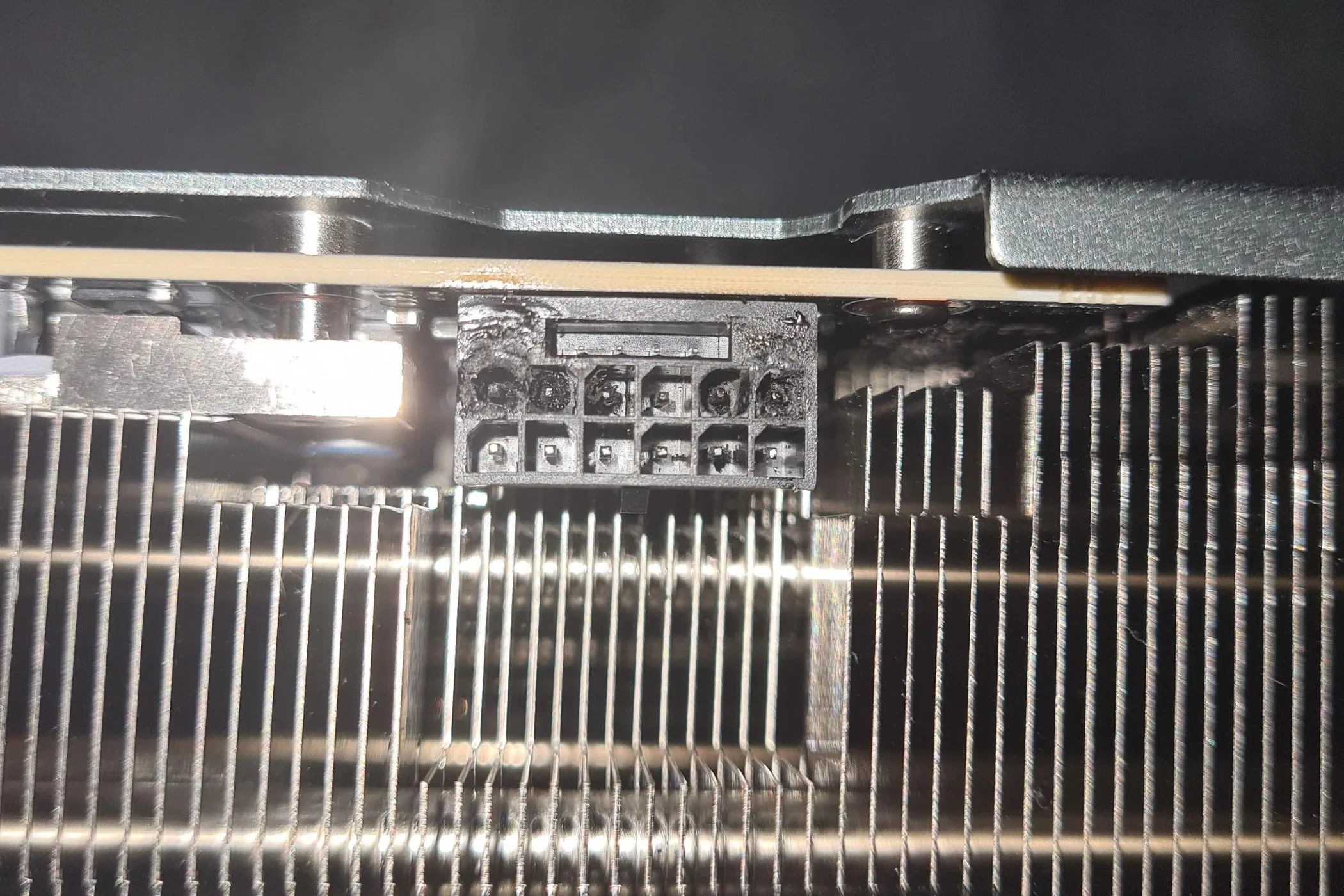 Cận cảnh cổng kết nối 12VHPWR bị nóng chảy trên card đồ họa RTX 4090, cần kiểm tra kỹ trước khi hết bảo hành.