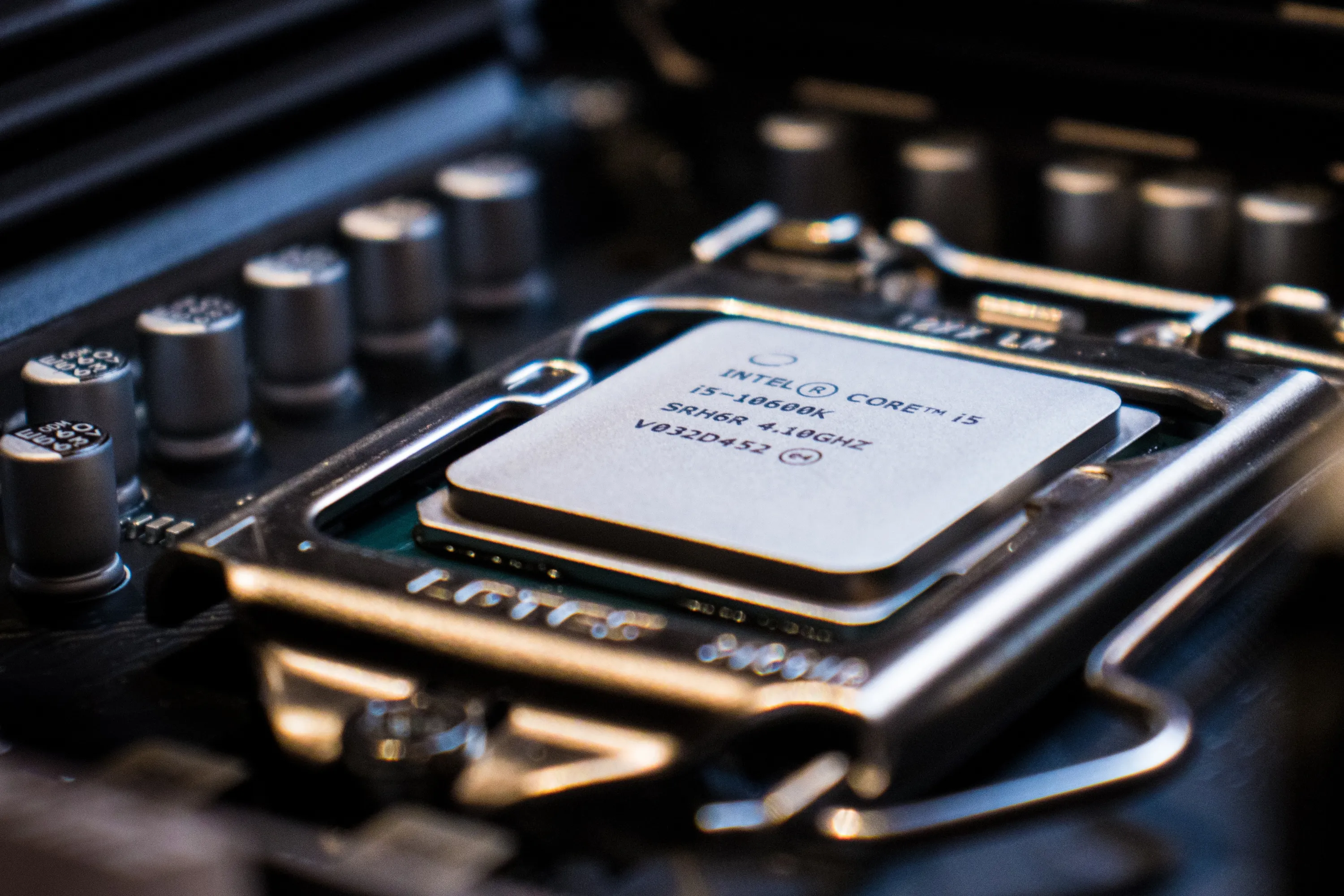 Cận cảnh CPU Intel Core i5 trên bo mạch chủ, minh họa dòng điện được VRM cung cấp