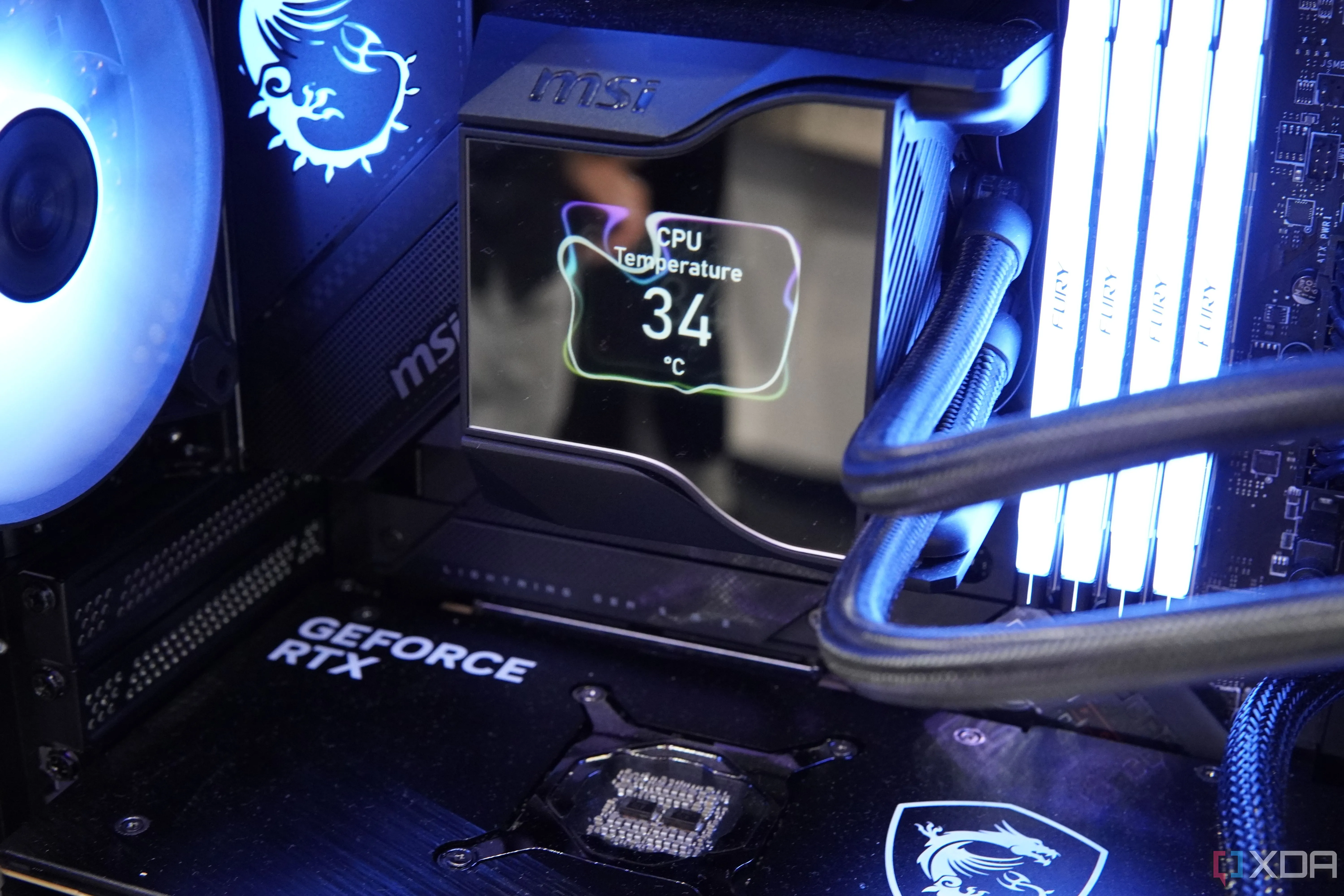 Cận cảnh màn hình hiển thị trên khối tản nhiệt nước CPU của MSI.