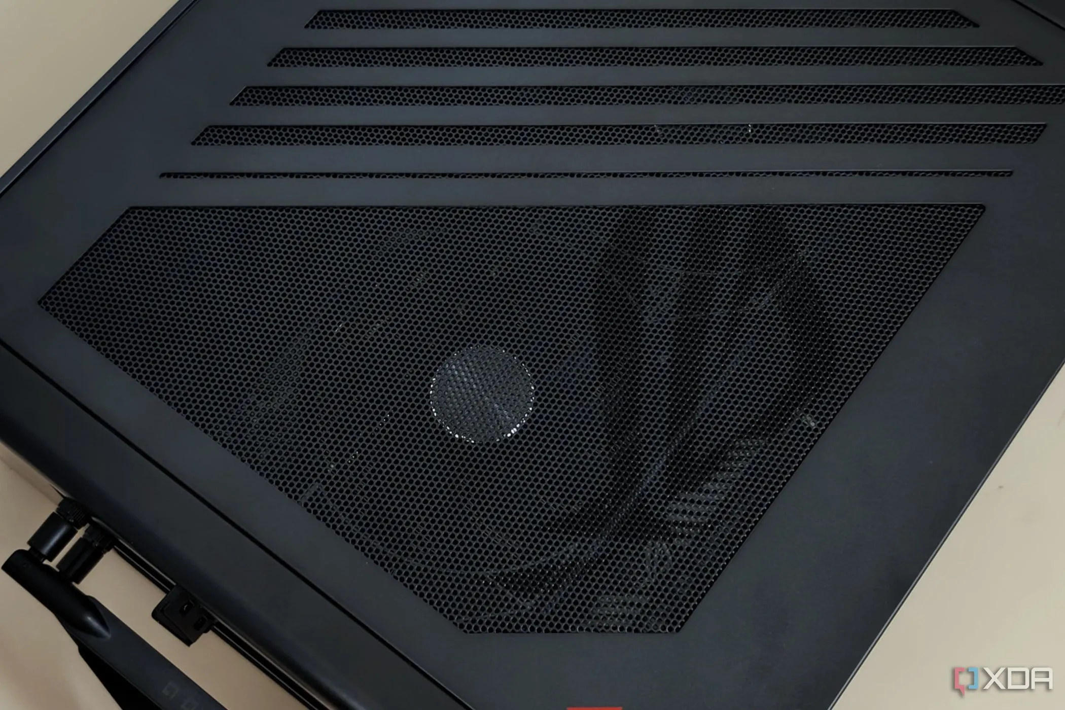 Cận cảnh mặt bên phải của PC ASUS ROG G22CH SFF, minh họa thiết kế tối ưu không gian