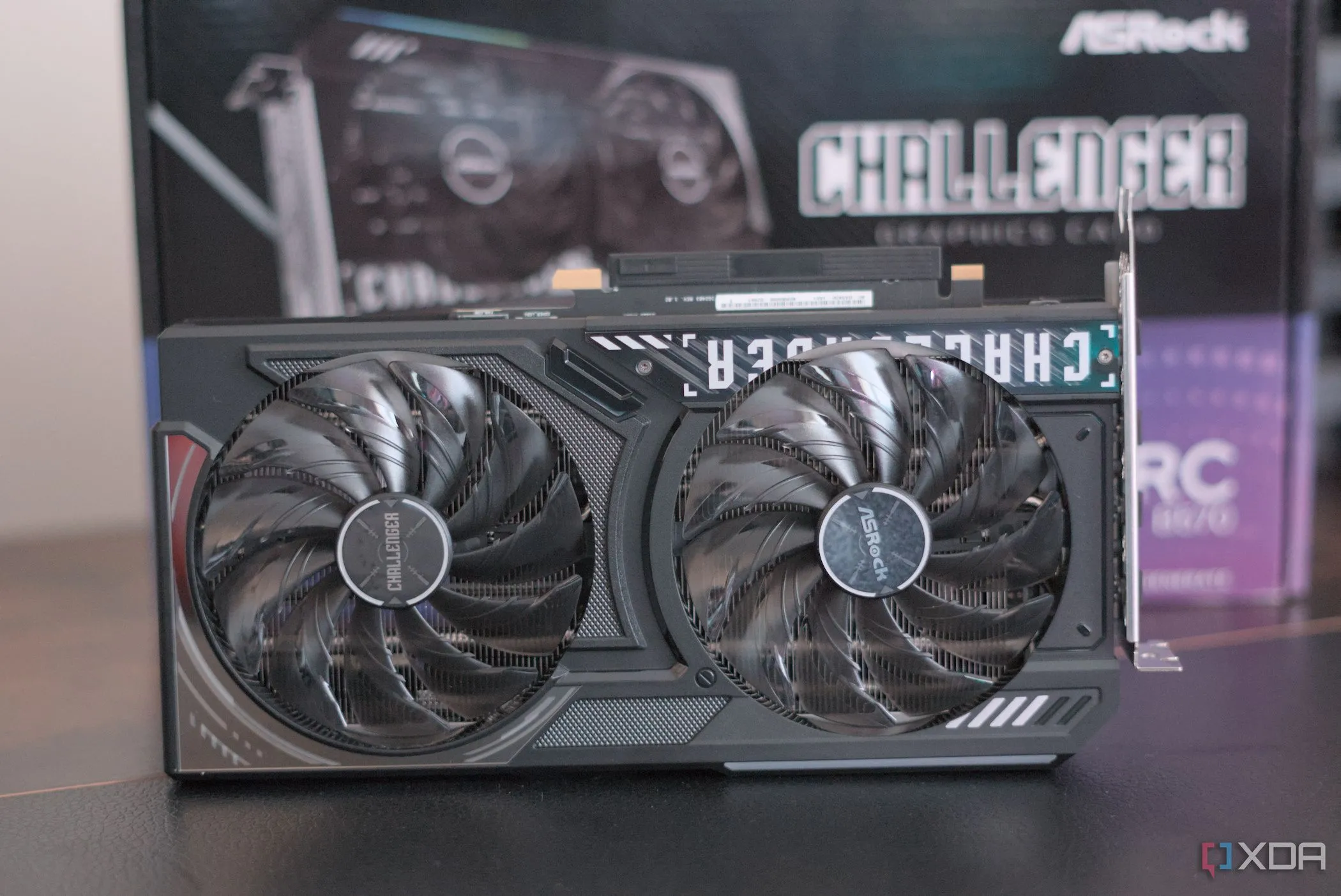 Cận cảnh mặt trước card đồ họa ASRock Arc B570 Challenger
