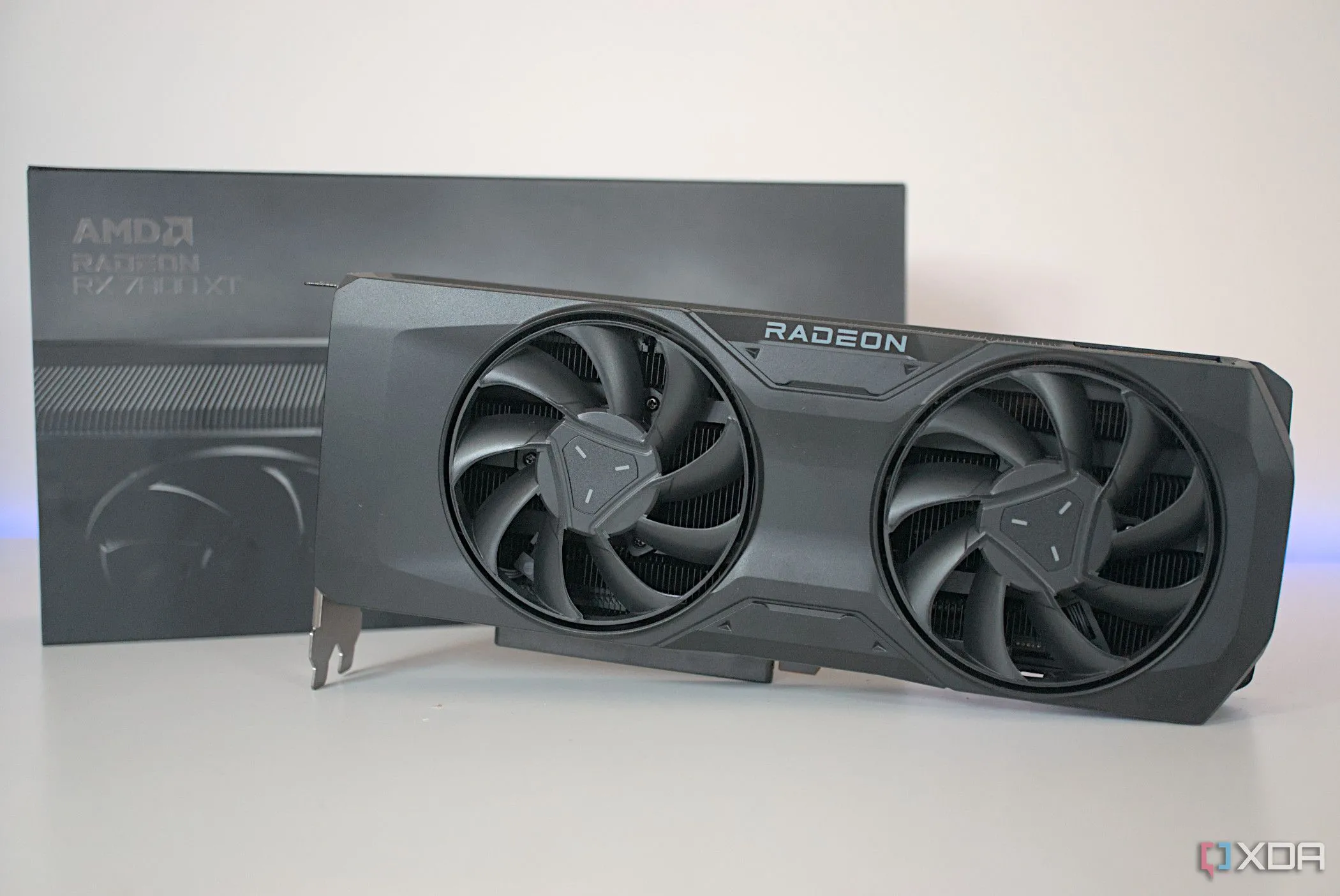 Cận cảnh mặt trước của card đồ họa AMD Radeon RX 7800 XT