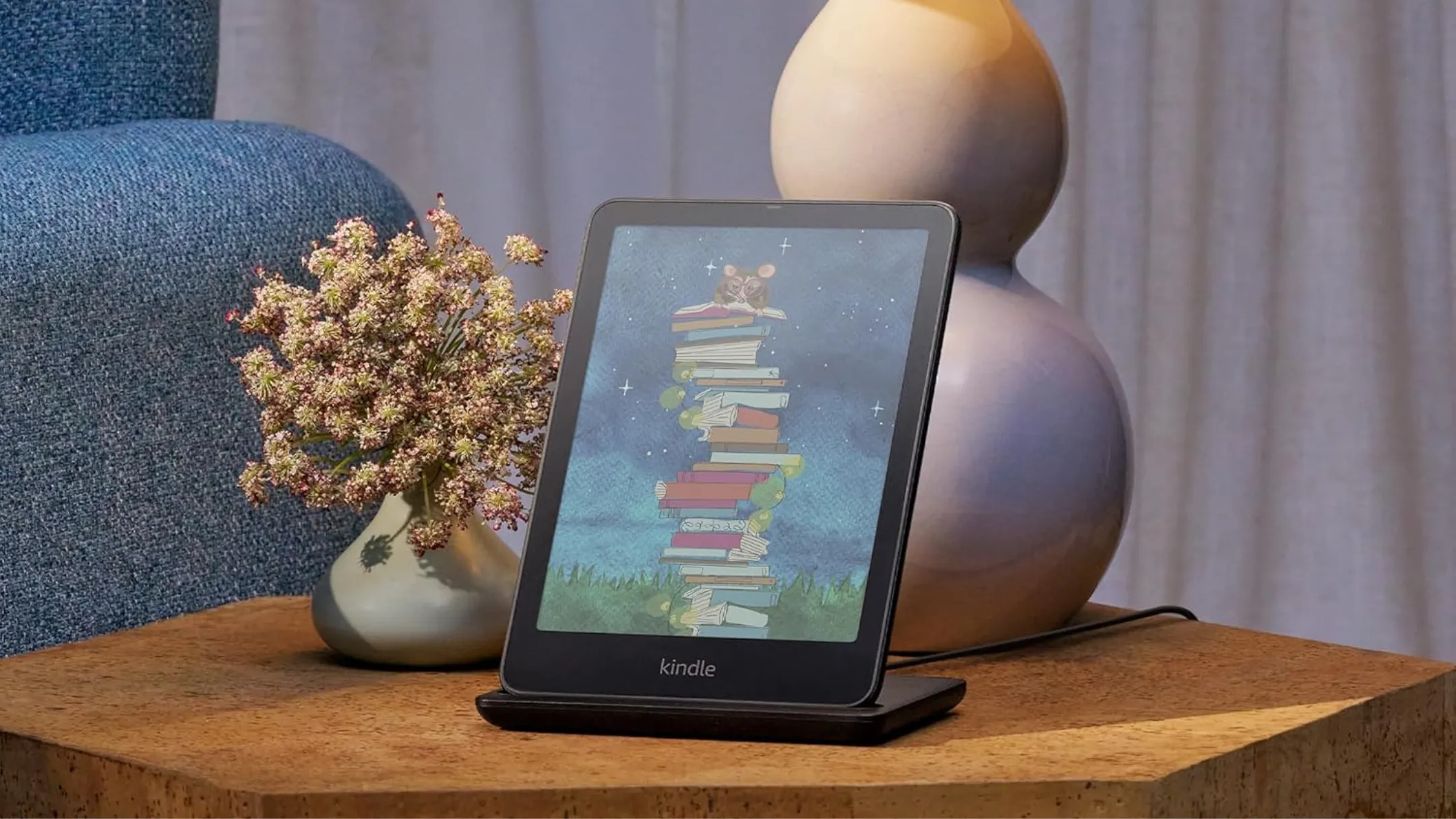 Cận cảnh máy đọc sách Amazon Kindle Colorsoft Signature Edition màu sắc trên bàn