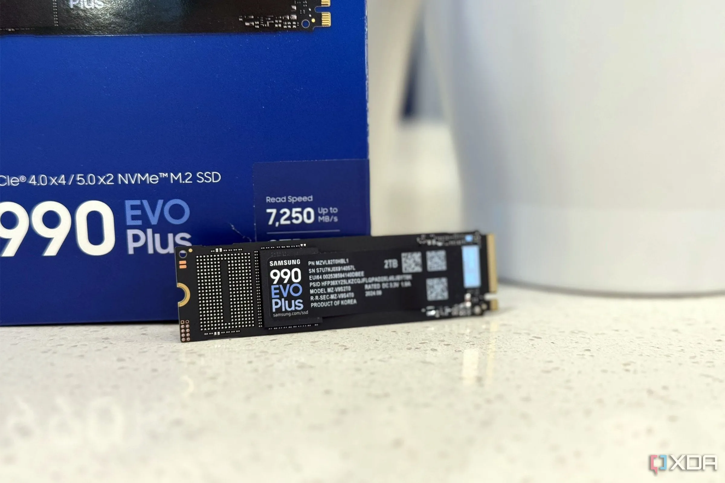 Cận cảnh ổ cứng SSD Samsung 990 Evo Plus, minh họa cho thiết bị lưu trữ cần chiến lược sao lưu dự phòng