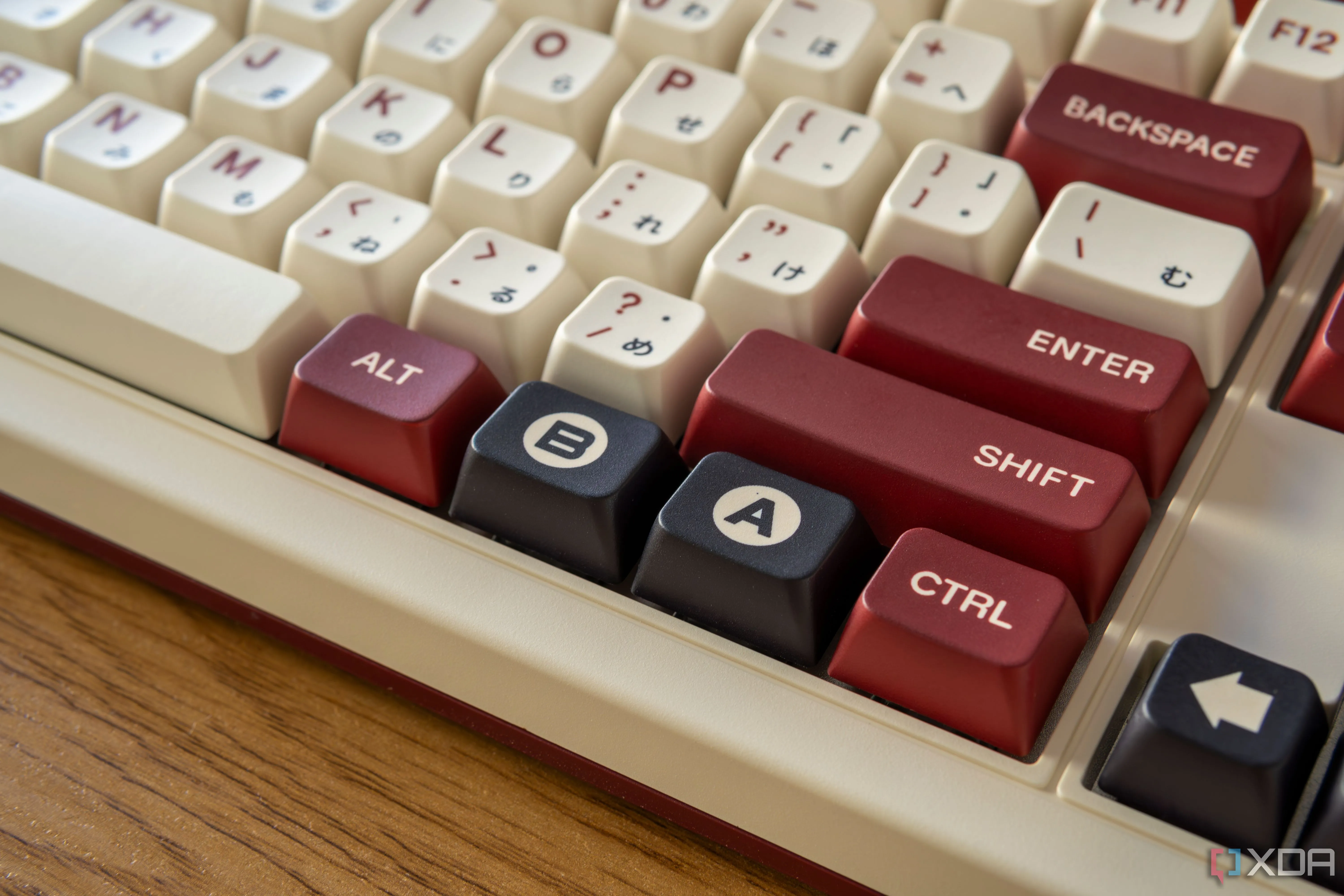 Cận cảnh phím A và B trên bàn phím cơ 8BitDo, liên tưởng đến việc tạo phím tắt Hotkeyz trên Windows 11