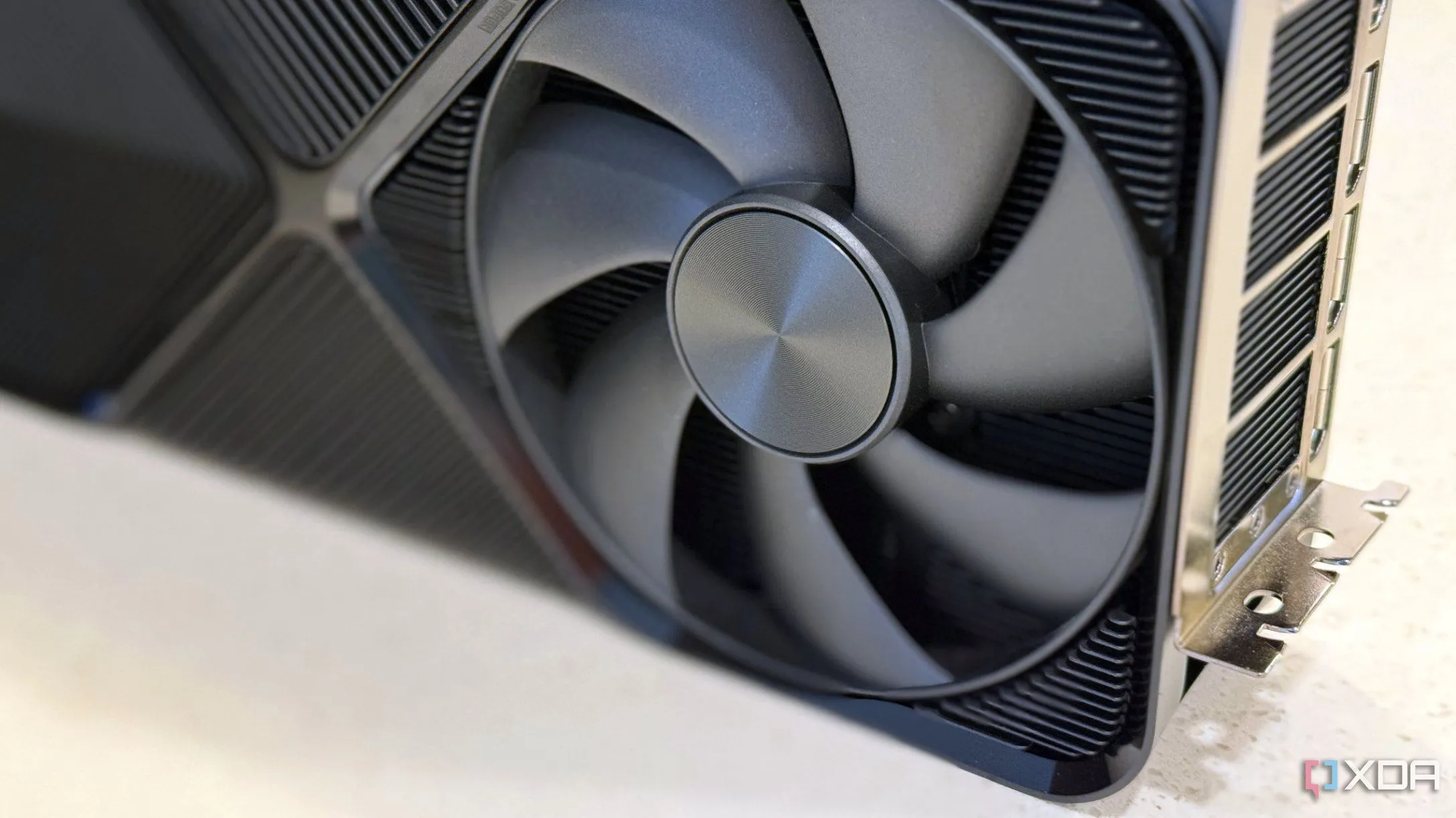 Cận cảnh quạt tản nhiệt của card đồ họa Nvidia GeForce RTX 4080 Super Founders Edition
