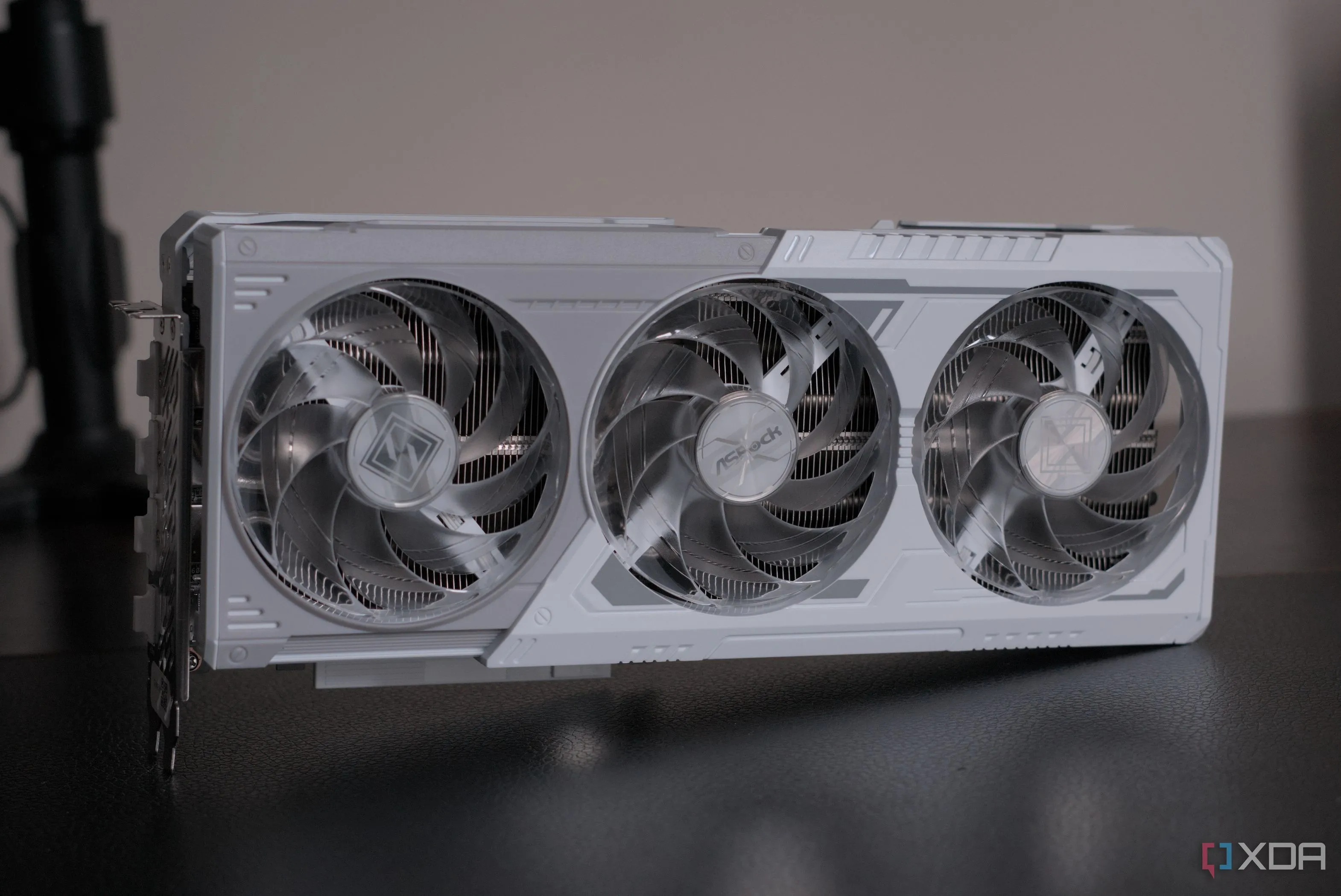 Cận cảnh thiết kế mặt bên của ASRock Radeon RX 9070 Steel Legend
