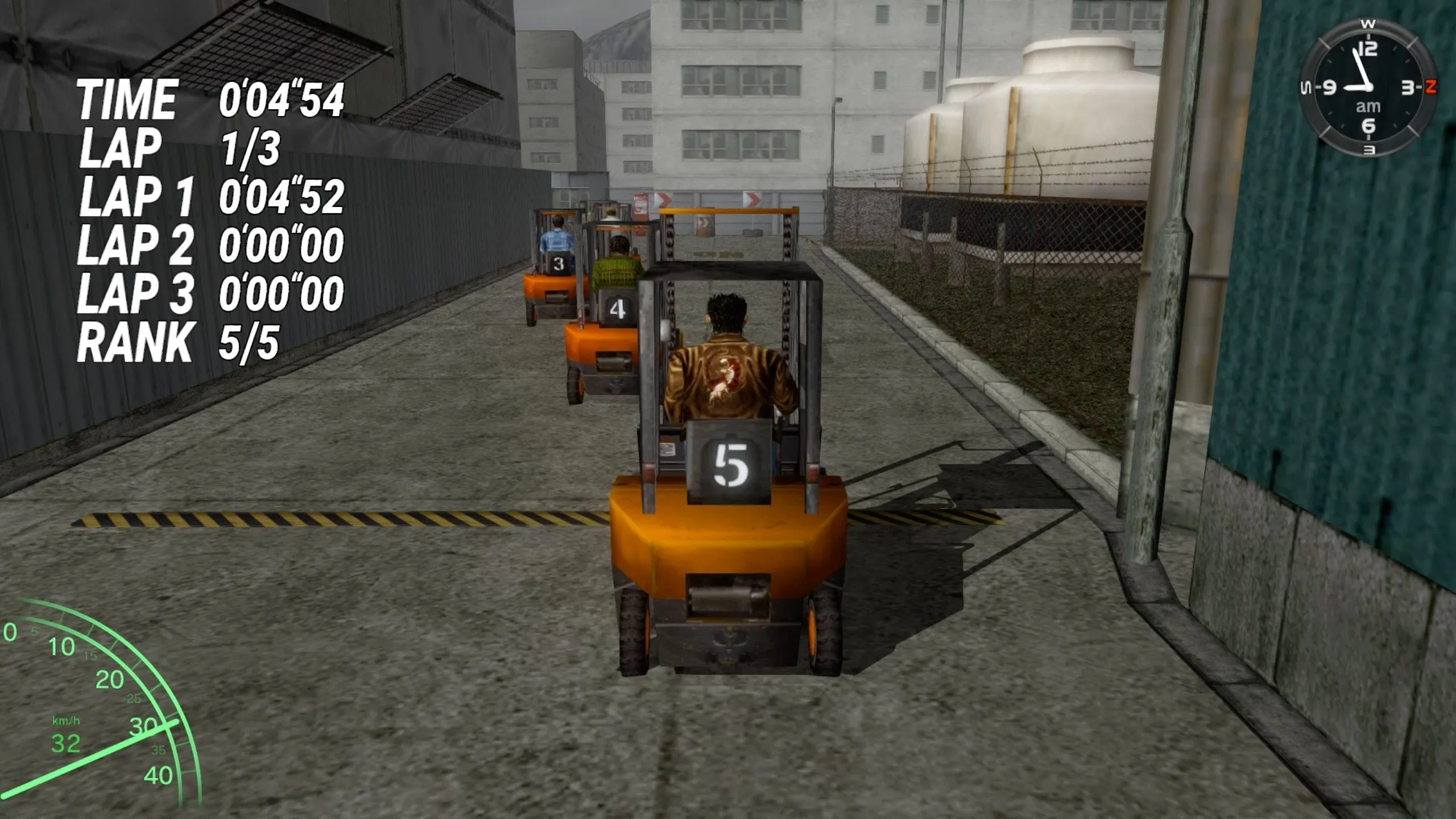 Cảnh đua xe nâng trong Shenmue, thể hiện sự chi tiết và các hoạt động đa dạng trong game thế giới mở sandbox tiên phong này