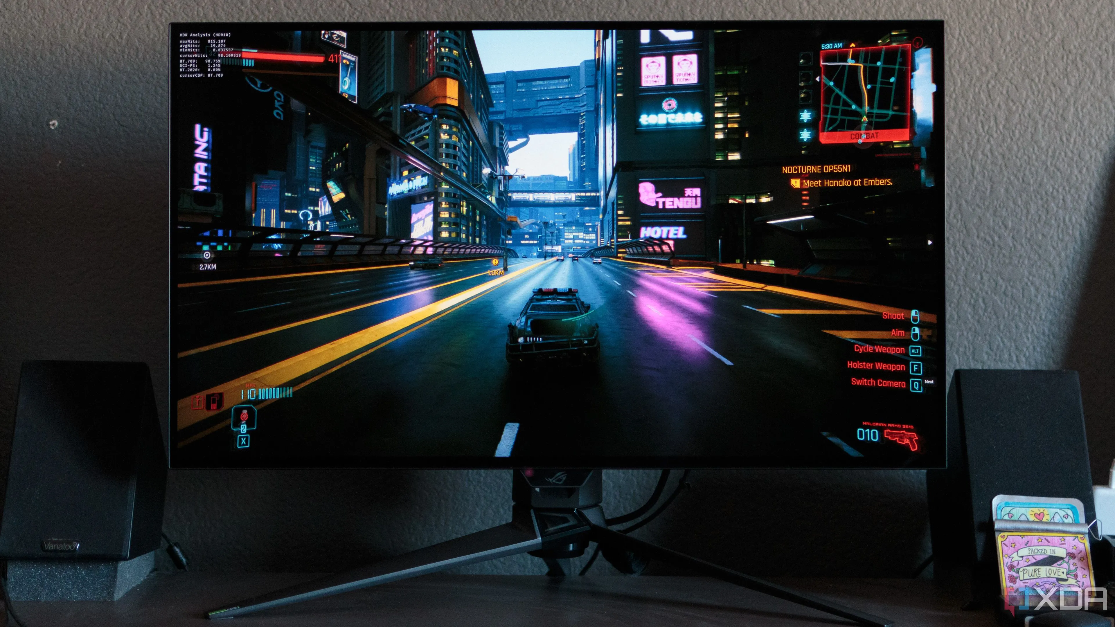 Cảnh game đua xe sống động trên màn hình ASUS ROG PG32UCDP, minh họa hiệu suất vượt trội của màn hình chuyên dụng.