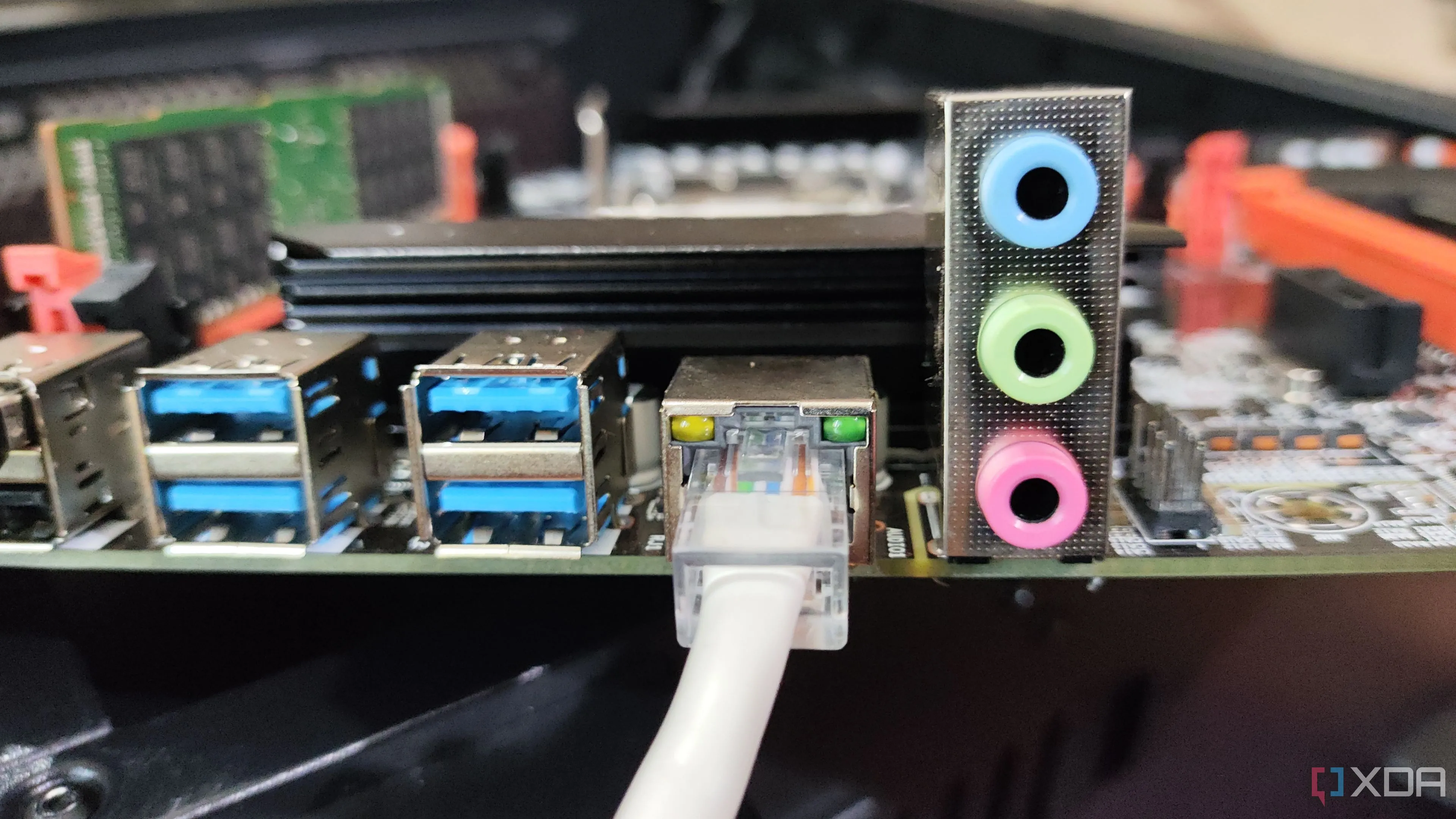Cáp Ethernet được cắm vào cổng RJ45, biểu tượng của kết nối mạng có dây ổn định cho PC