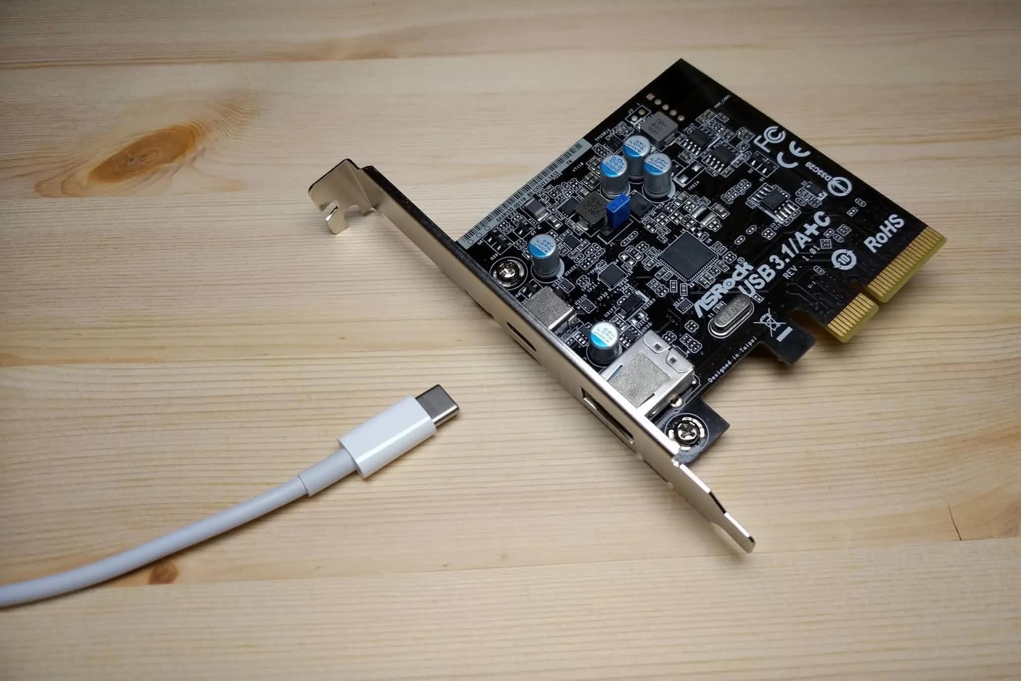 Cáp USB-C bên cạnh một card mở rộng PCIe
