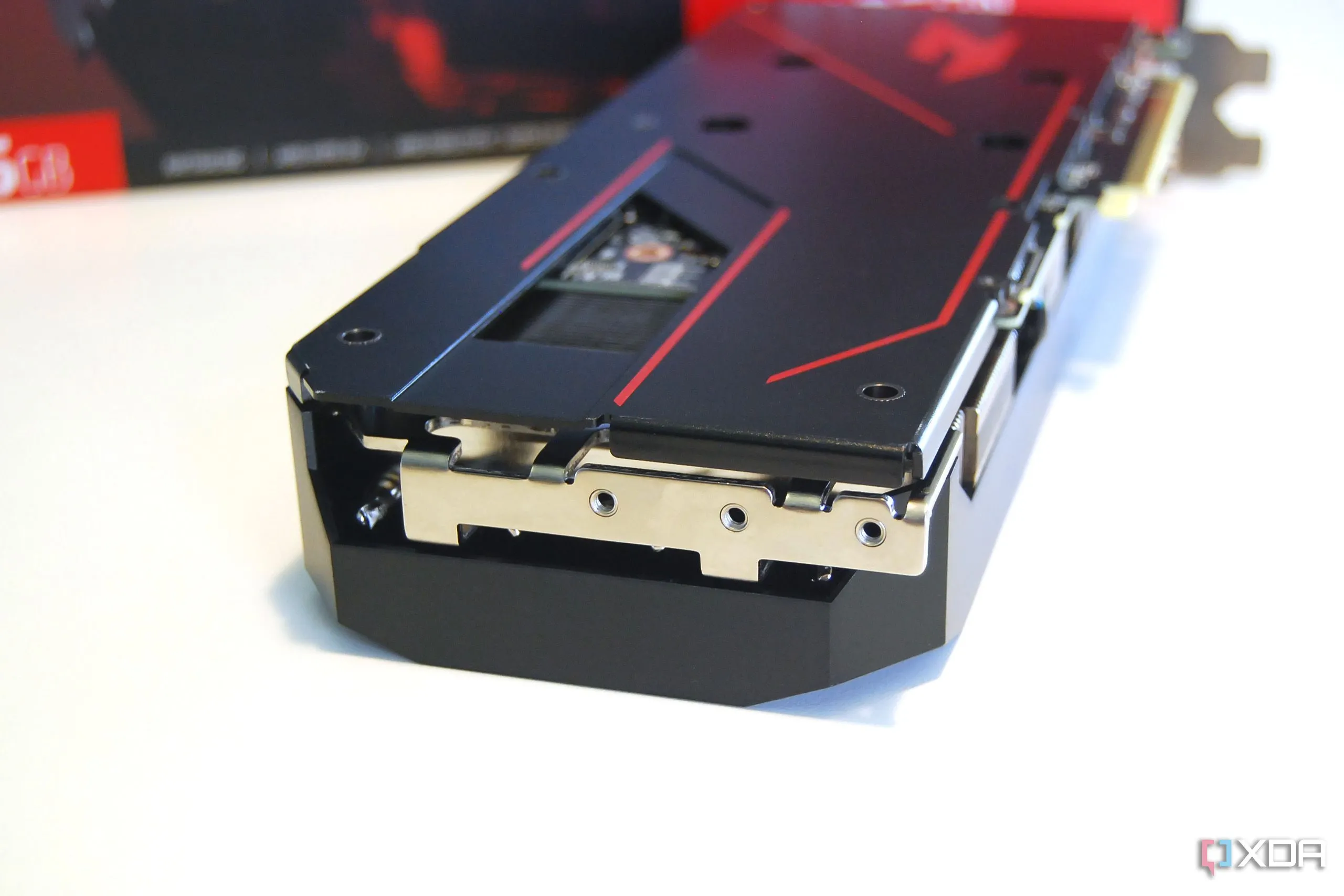 Card đồ họa Acer Nitro Radeon RX 7600 XT OC nhìn từ mặt trước