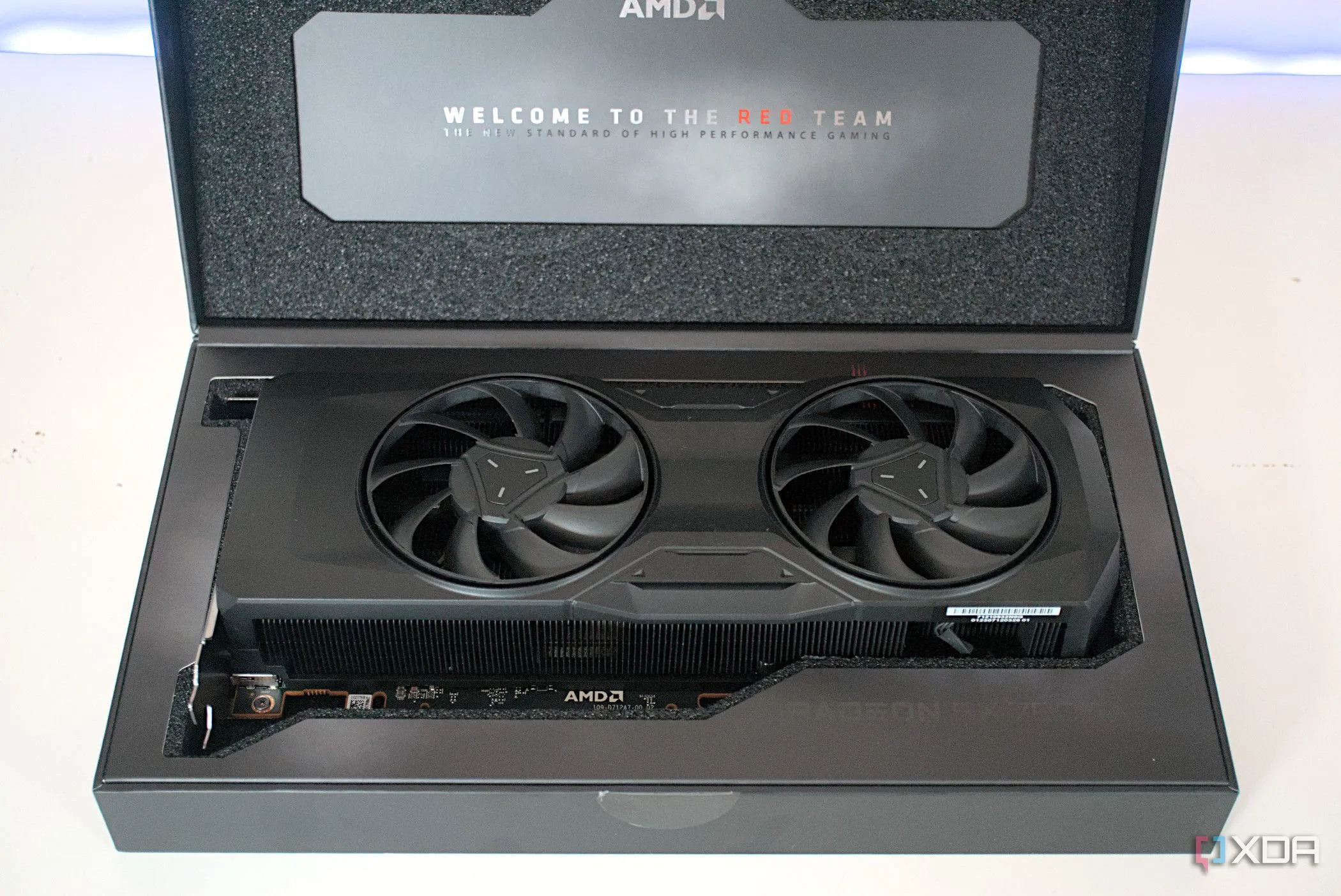 Card đồ họa AMD Radeon RX 7800 XT trong hộp, một lựa chọn GPU gaming đã qua sử dụng đáng cân nhắc