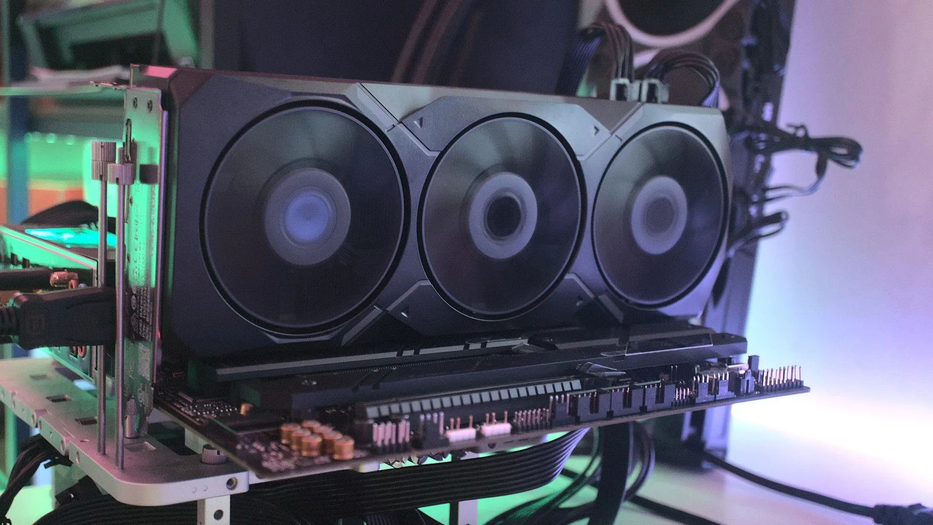 Card đồ họa AMD Radeon RX 7900 XT Reference GPU, một linh kiện khác thường được ép xung
