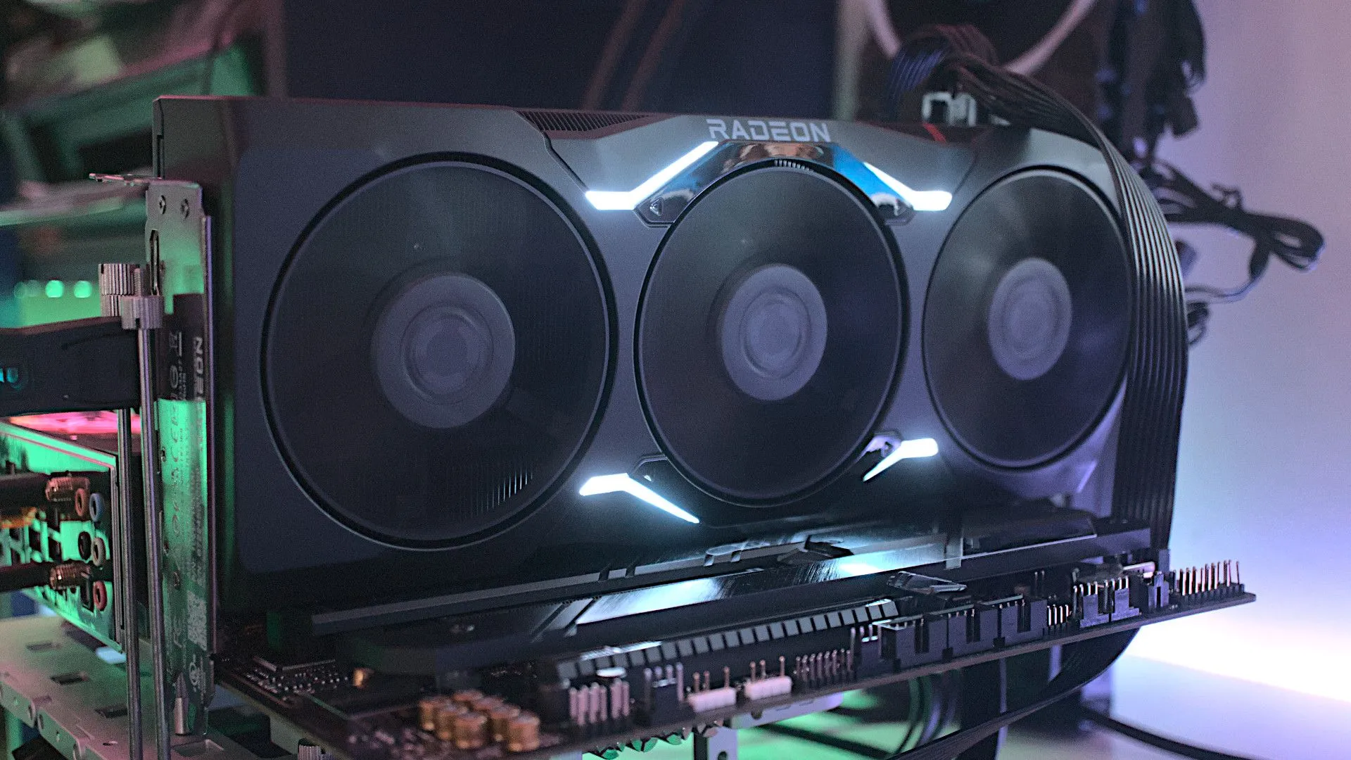 Card đồ họa AMD Radeon RX 7900 XTX, minh họa cho tình trạng khan hiếm GPU cao cấp