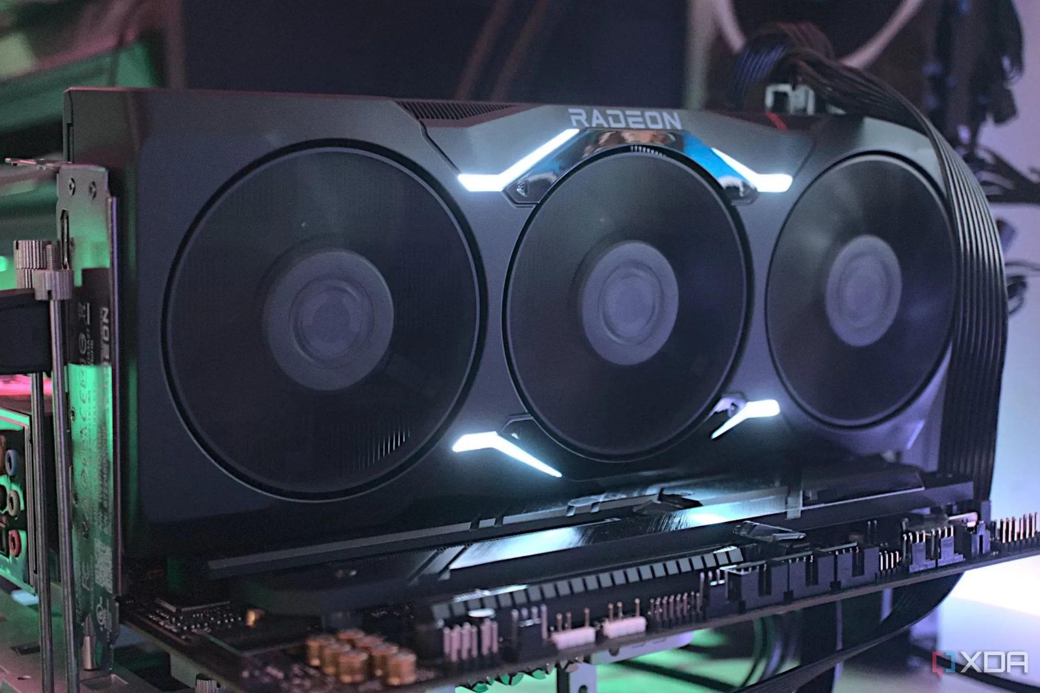 Card đồ họa AMD Radeon RX 7900 XTX với thiết kế mạnh mẽ