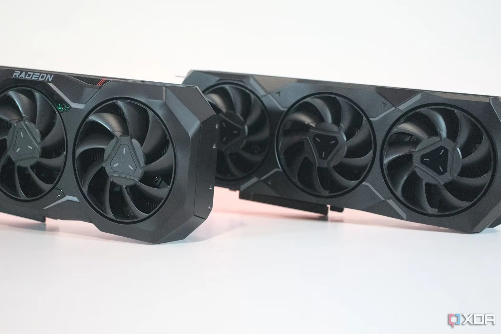 Card đồ họa AMD Radeon RX 7900 XTX với thiết kế tản nhiệt hầm hố, đại diện cho hiệu năng GPU cao cấp của AMD.