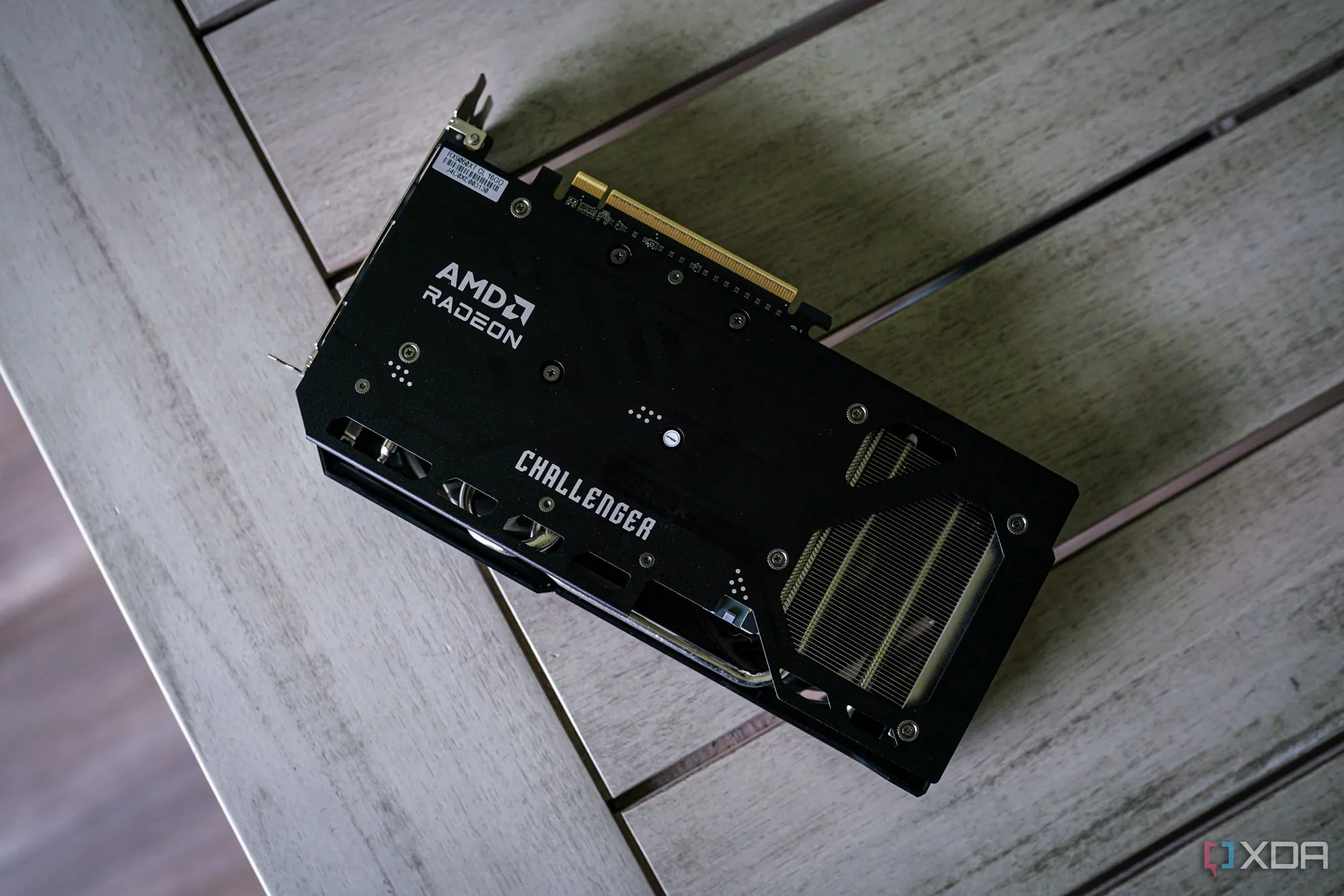 Card đồ họa AMD Radeon RX 9060 XT (được cho là) được cắm vào bo mạch chủ, làm nổi bật vai trò của giao diện PCIe trong việc truyền tải dữ liệu, đặc biệt quan trọng đối với các GPU có VRAM hạn chế