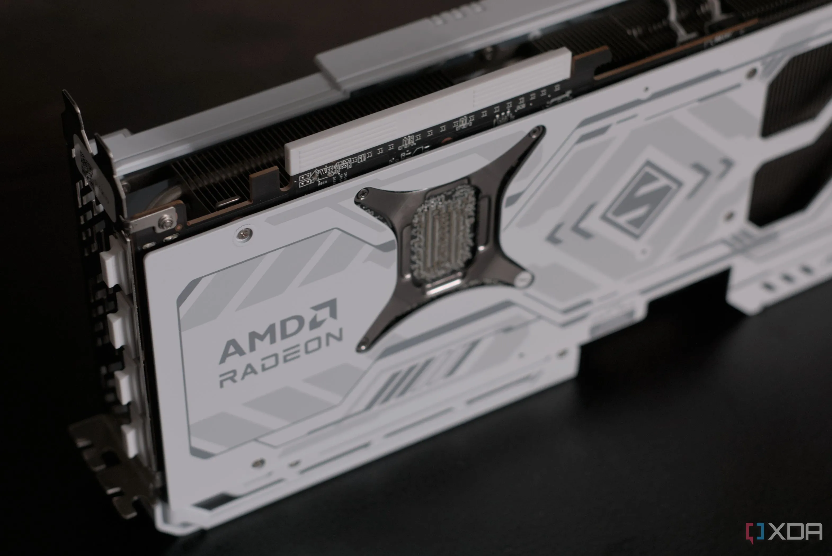 Card đồ họa AMD Radeon RX 9070 Steel Legend với tấm backplate kim loại chắc chắn, biểu tượng của hiệu năng gaming 4K